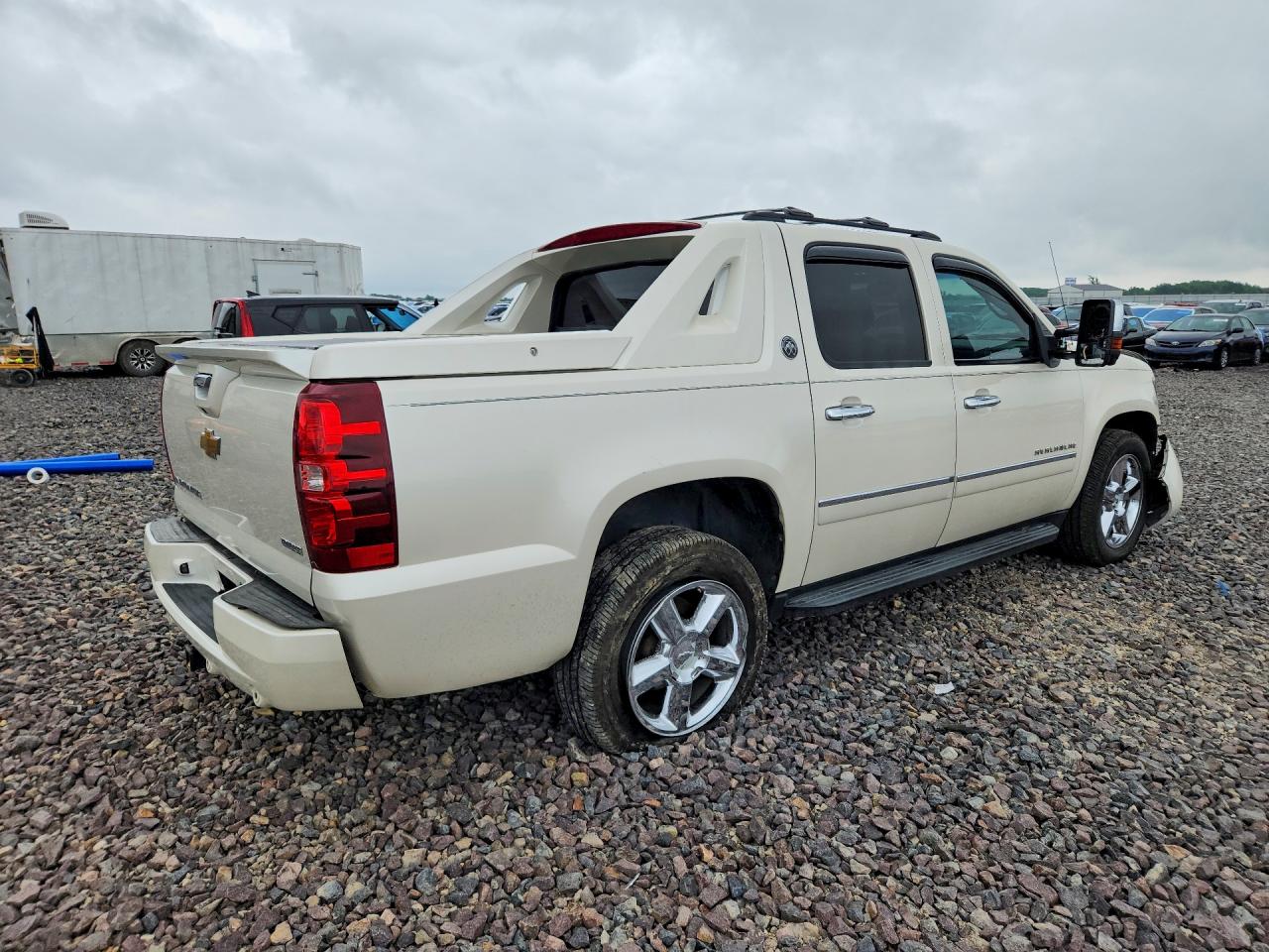 2013 Chevrolet Avalanche Ltz Cream vin: 3GNTKGE72DG123586