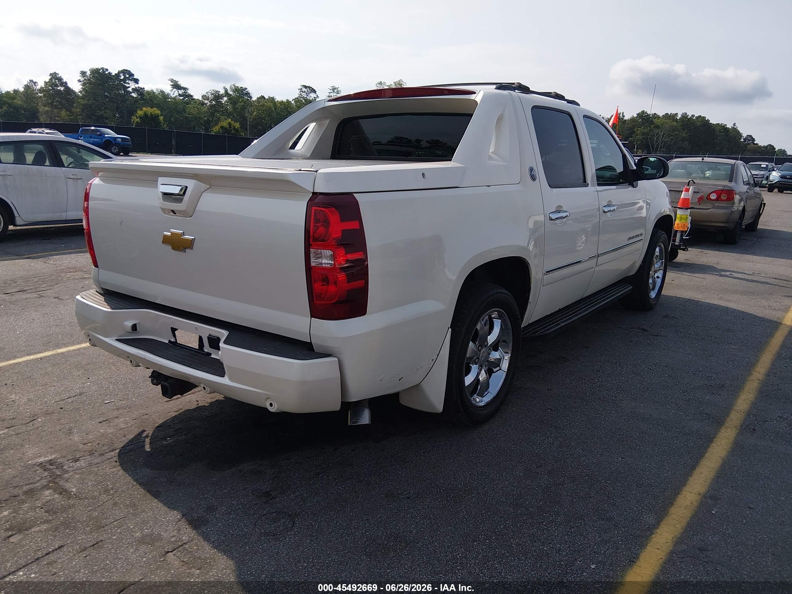 2013 Chevrolet Avalanche Ltz Beige vin: 3GNTKGE72DG170939