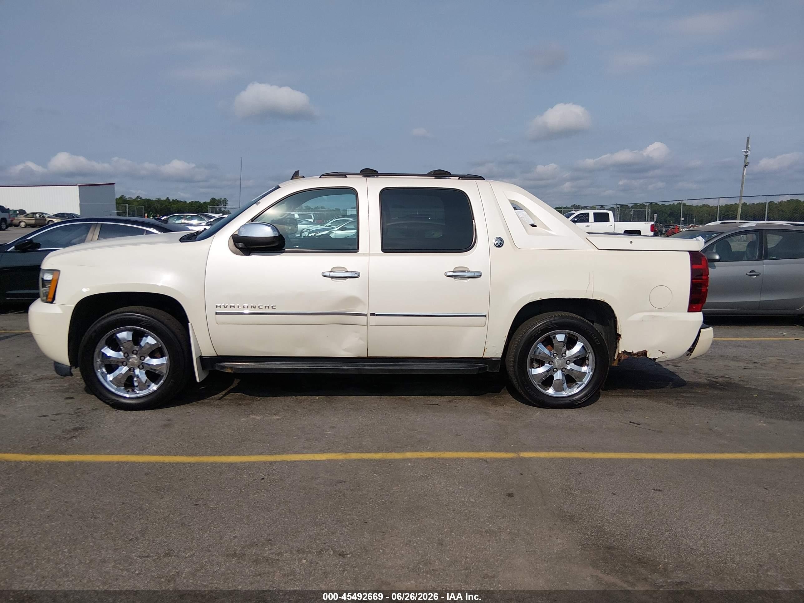 2013 Chevrolet Avalanche Ltz Beige vin: 3GNTKGE72DG170939