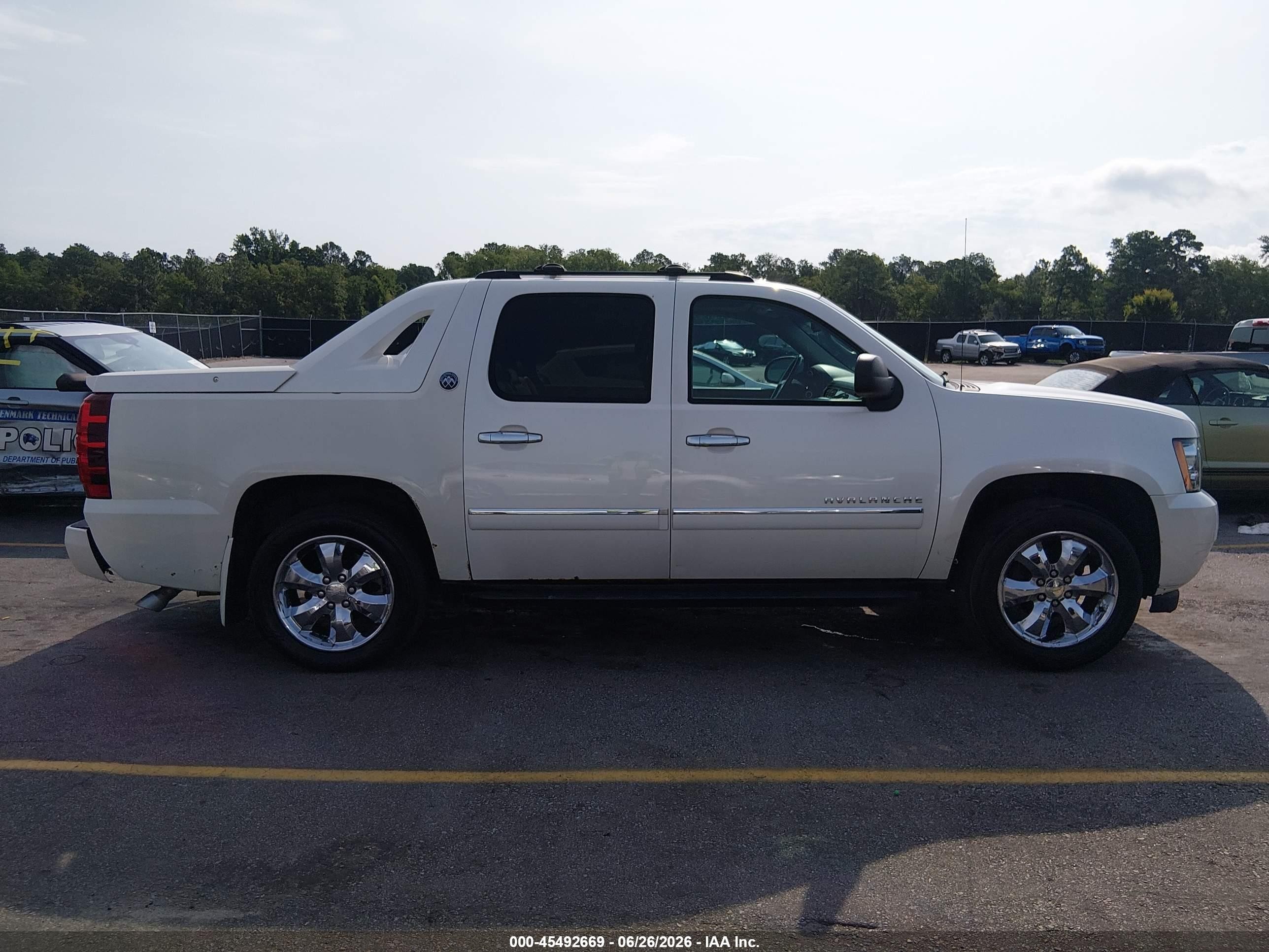 2013 Chevrolet Avalanche Ltz Beige vin: 3GNTKGE72DG170939