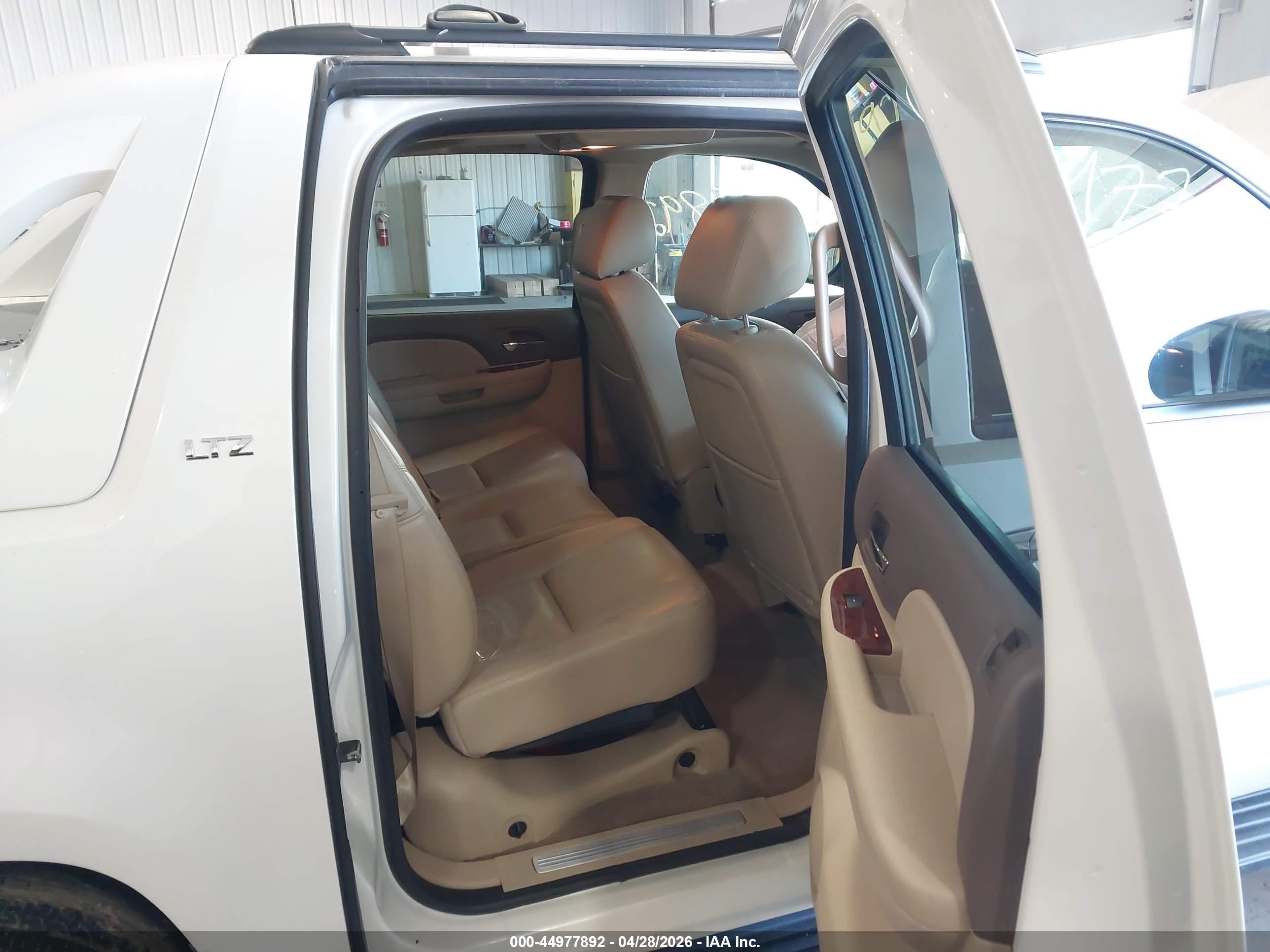 2012 Chevrolet Avalanche 1500 Ltz White vin: 3GNTKGE73CG145305