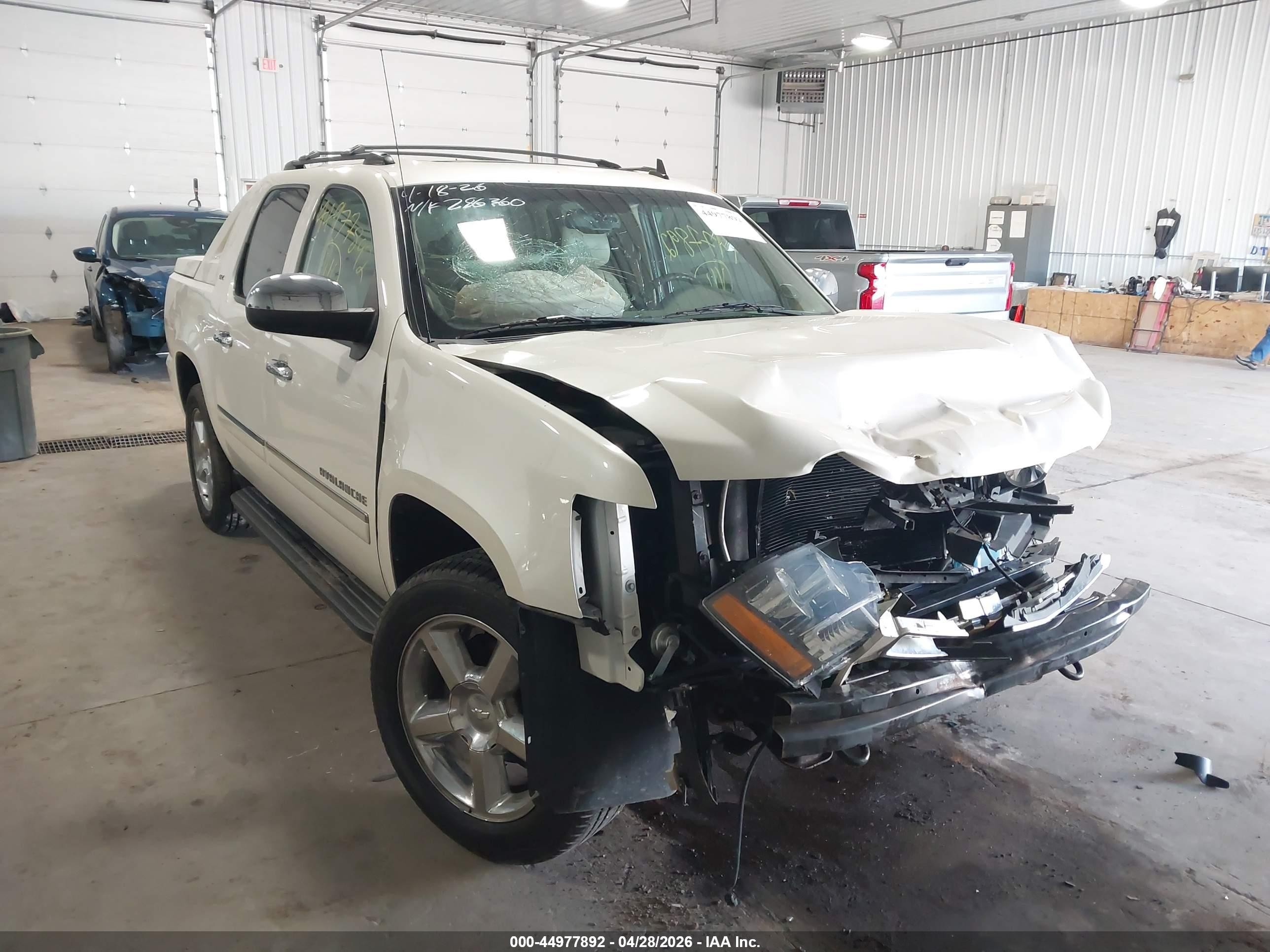 2012 Chevrolet Avalanche 1500 Ltz White vin: 3GNTKGE73CG145305