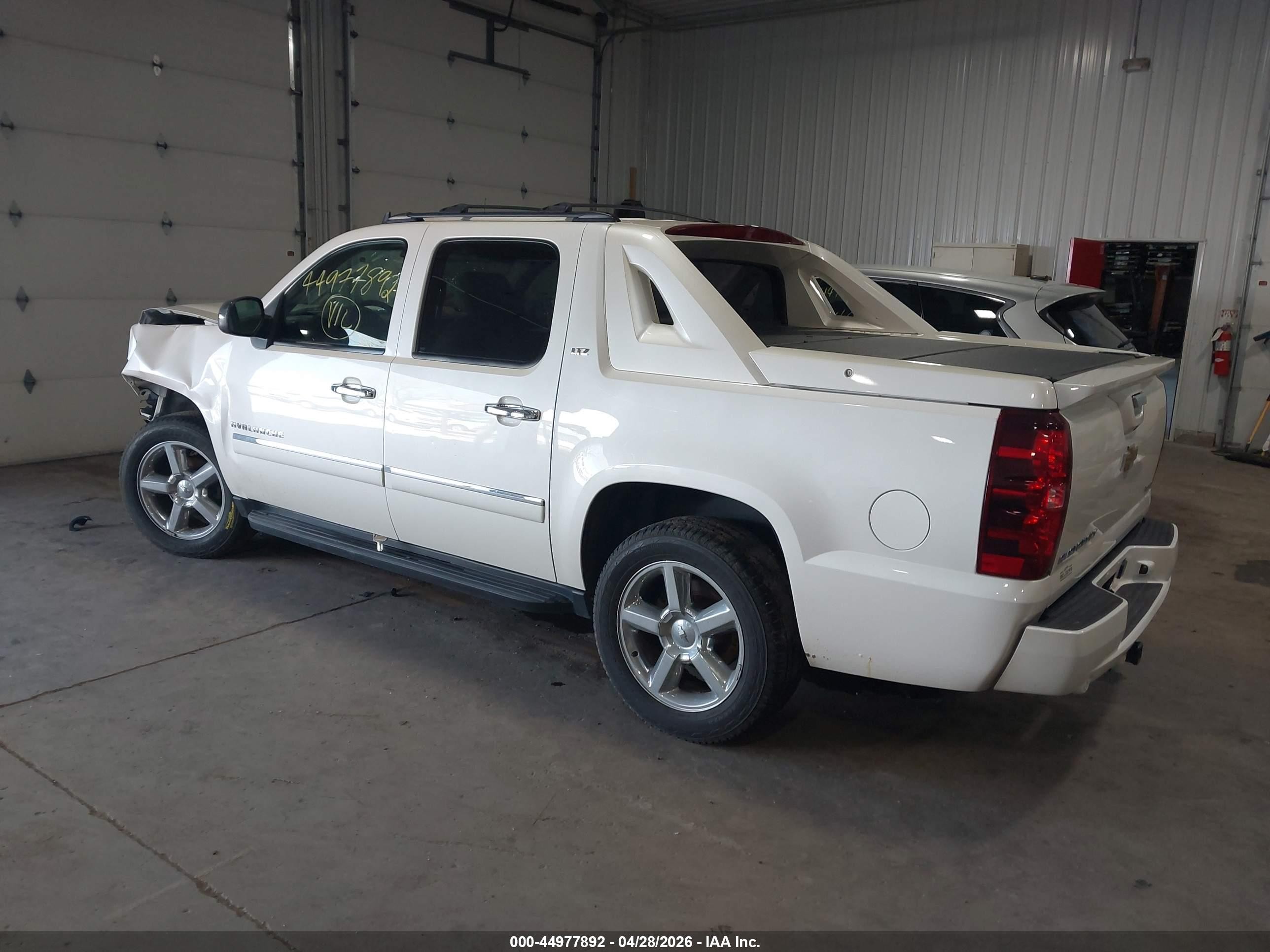 2012 Chevrolet Avalanche 1500 Ltz White vin: 3GNTKGE73CG145305