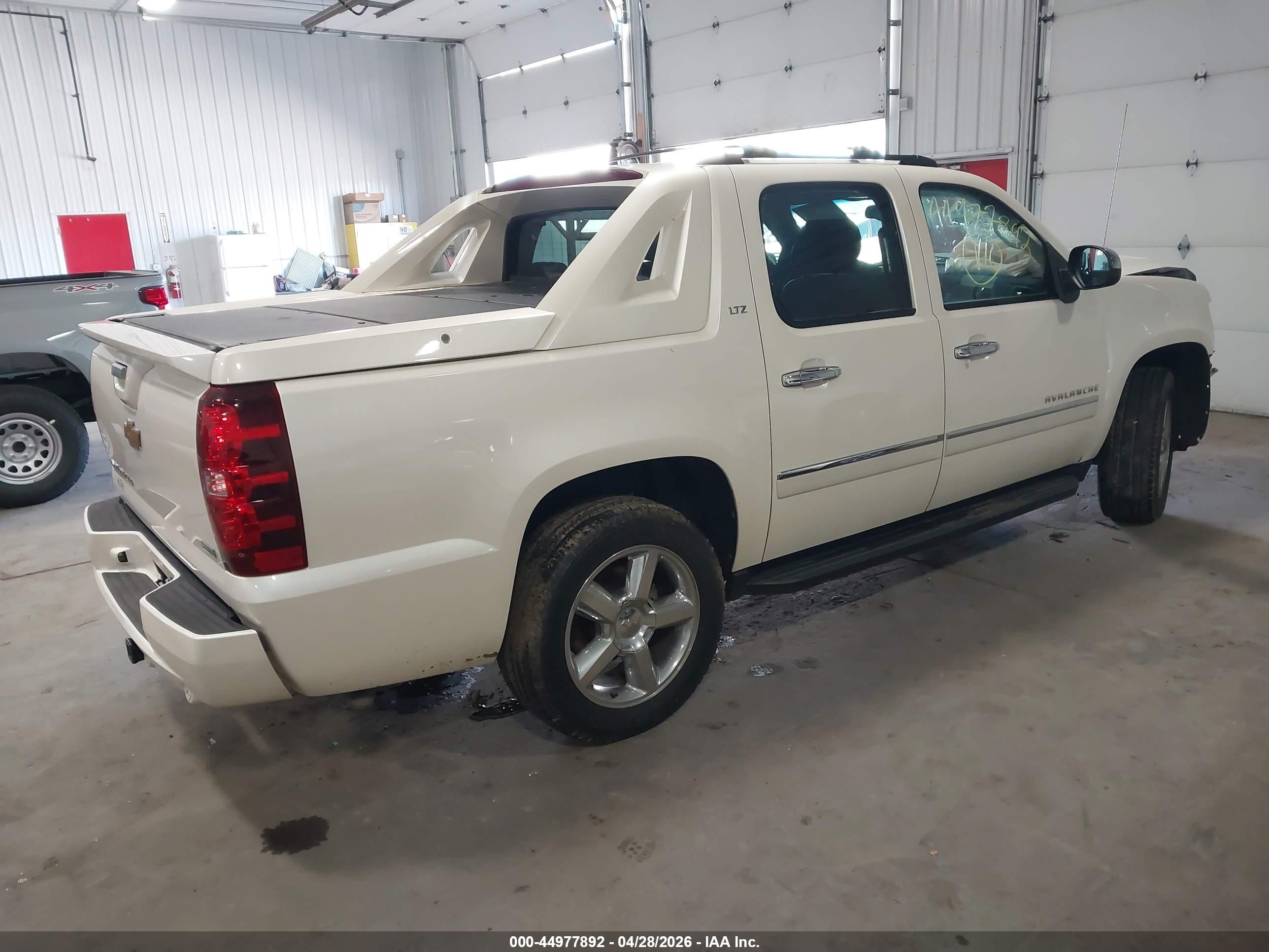 2012 Chevrolet Avalanche 1500 Ltz White vin: 3GNTKGE73CG145305