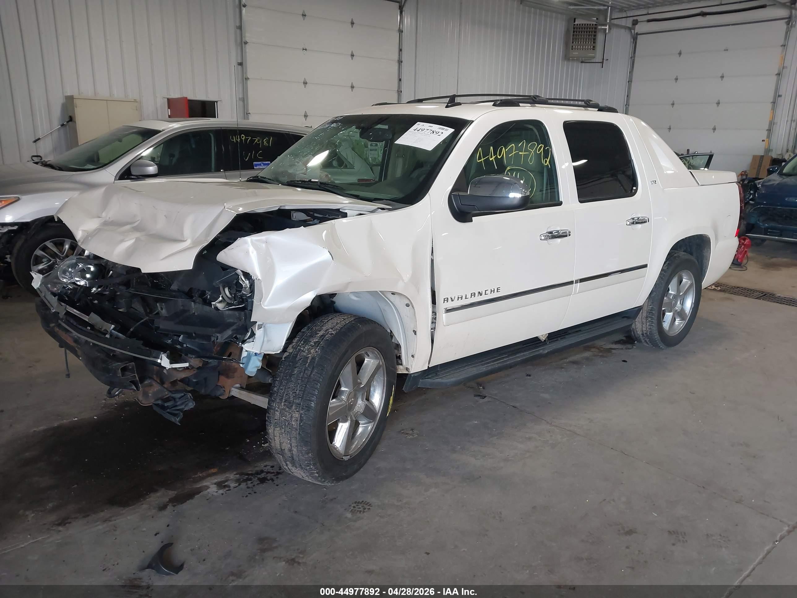 2012 Chevrolet Avalanche 1500 Ltz White vin: 3GNTKGE73CG145305