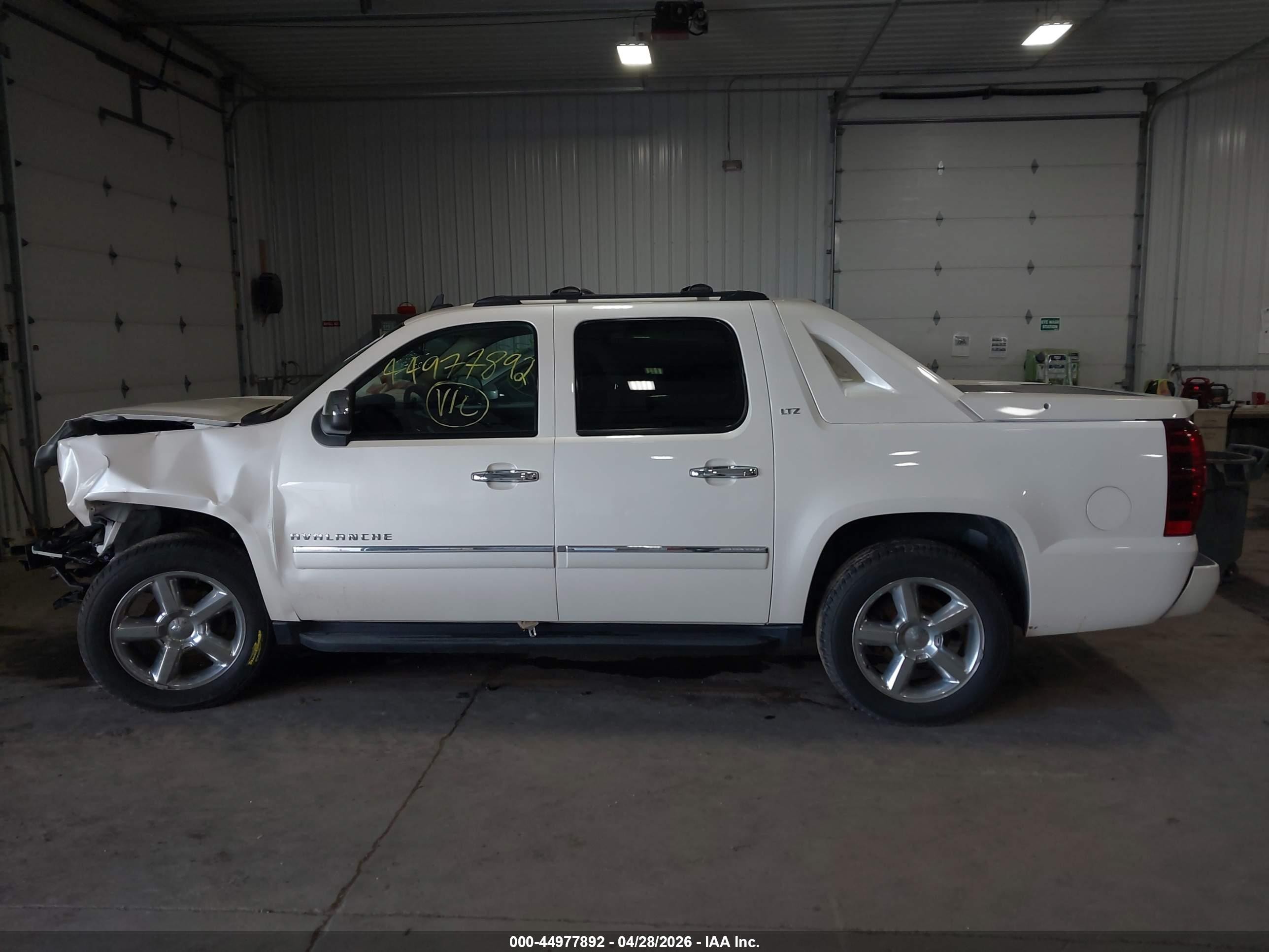 2012 Chevrolet Avalanche 1500 Ltz White vin: 3GNTKGE73CG145305
