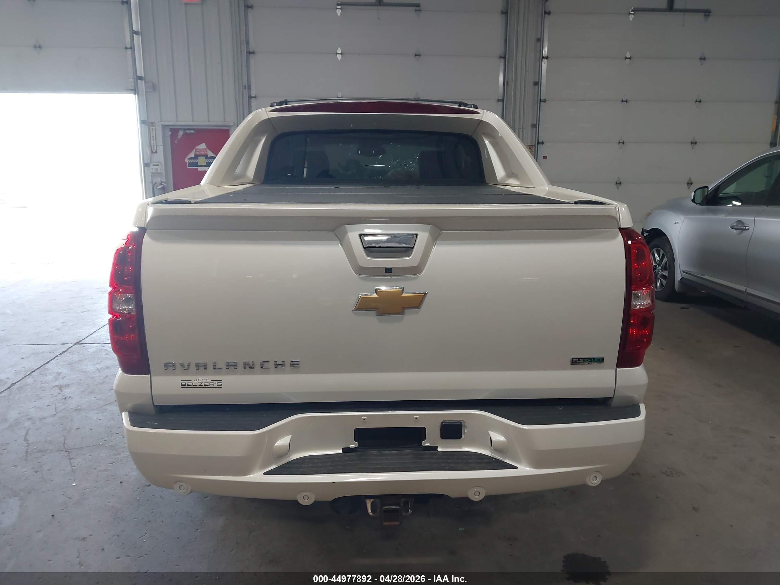 2012 Chevrolet Avalanche 1500 Ltz White vin: 3GNTKGE73CG145305