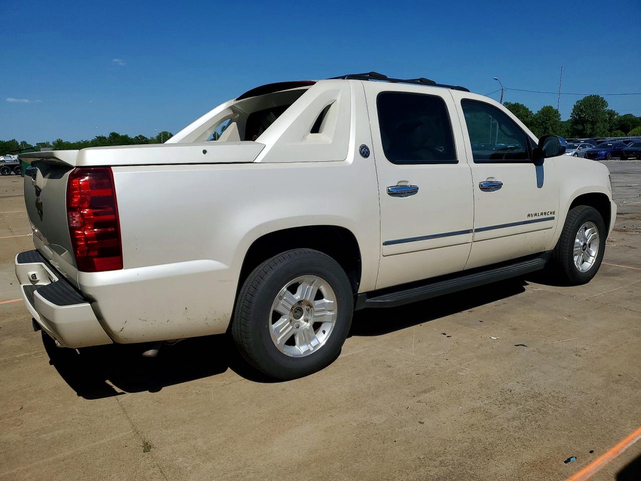 2013 Chevrolet Avalanche Ltz White vin: 3GNTKGE73DG133107