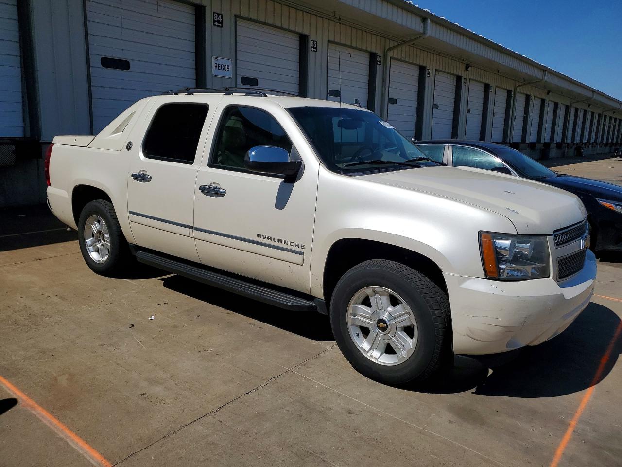 2013 Chevrolet Avalanche Ltz White vin: 3GNTKGE73DG133107