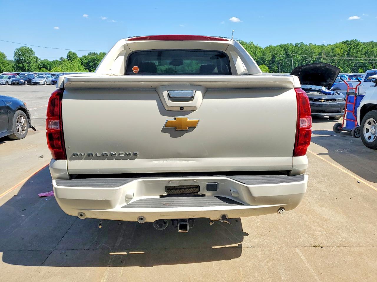 2013 Chevrolet Avalanche Ltz White vin: 3GNTKGE73DG133107