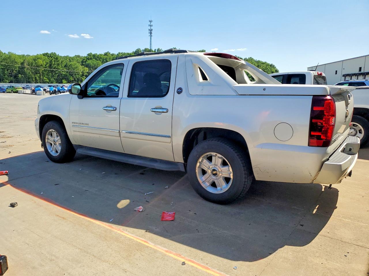 2013 Chevrolet Avalanche Ltz White vin: 3GNTKGE73DG133107