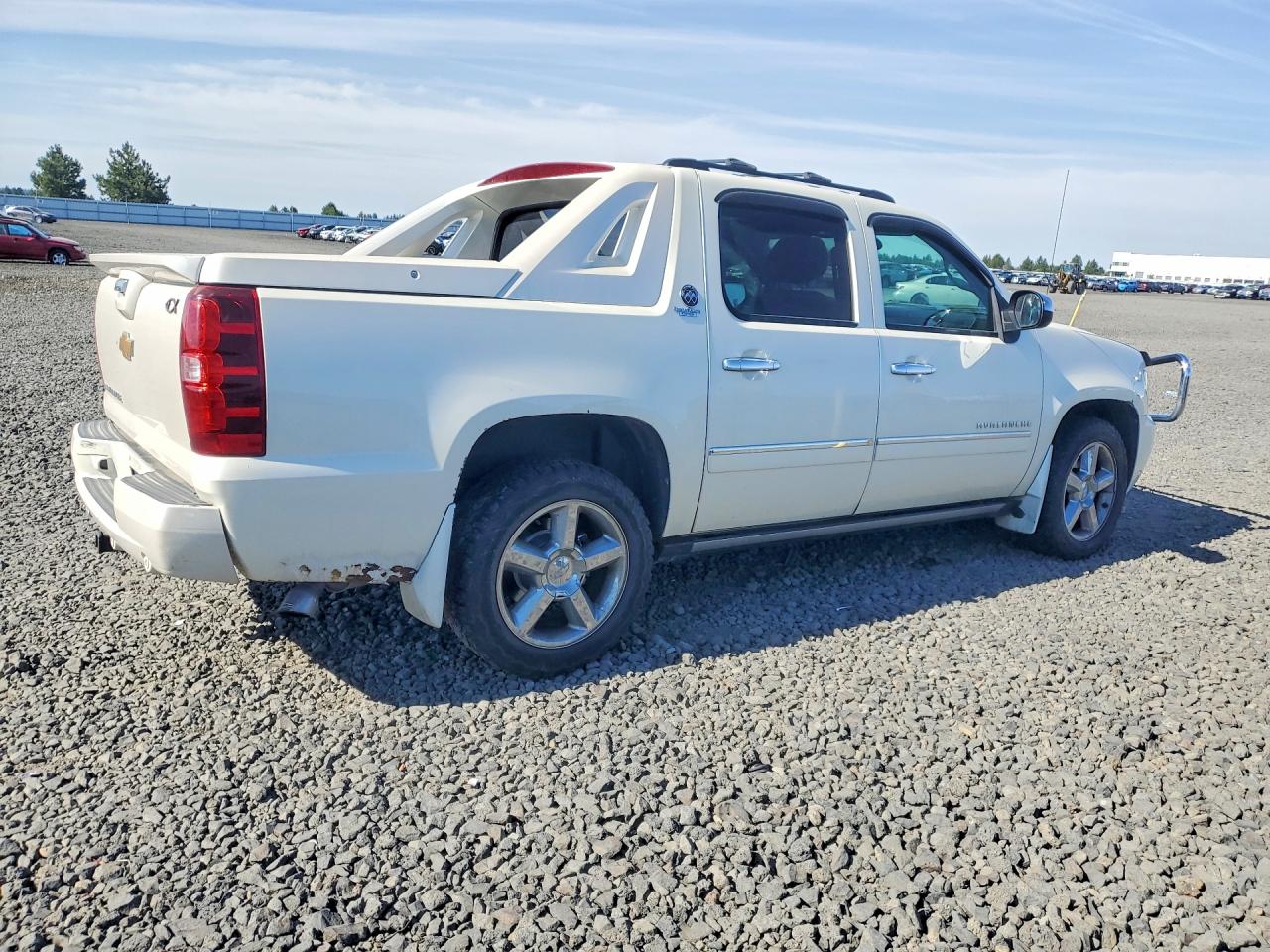 2013 Chevrolet Avalanche Ltz White vin: 3GNTKGE73DG211336