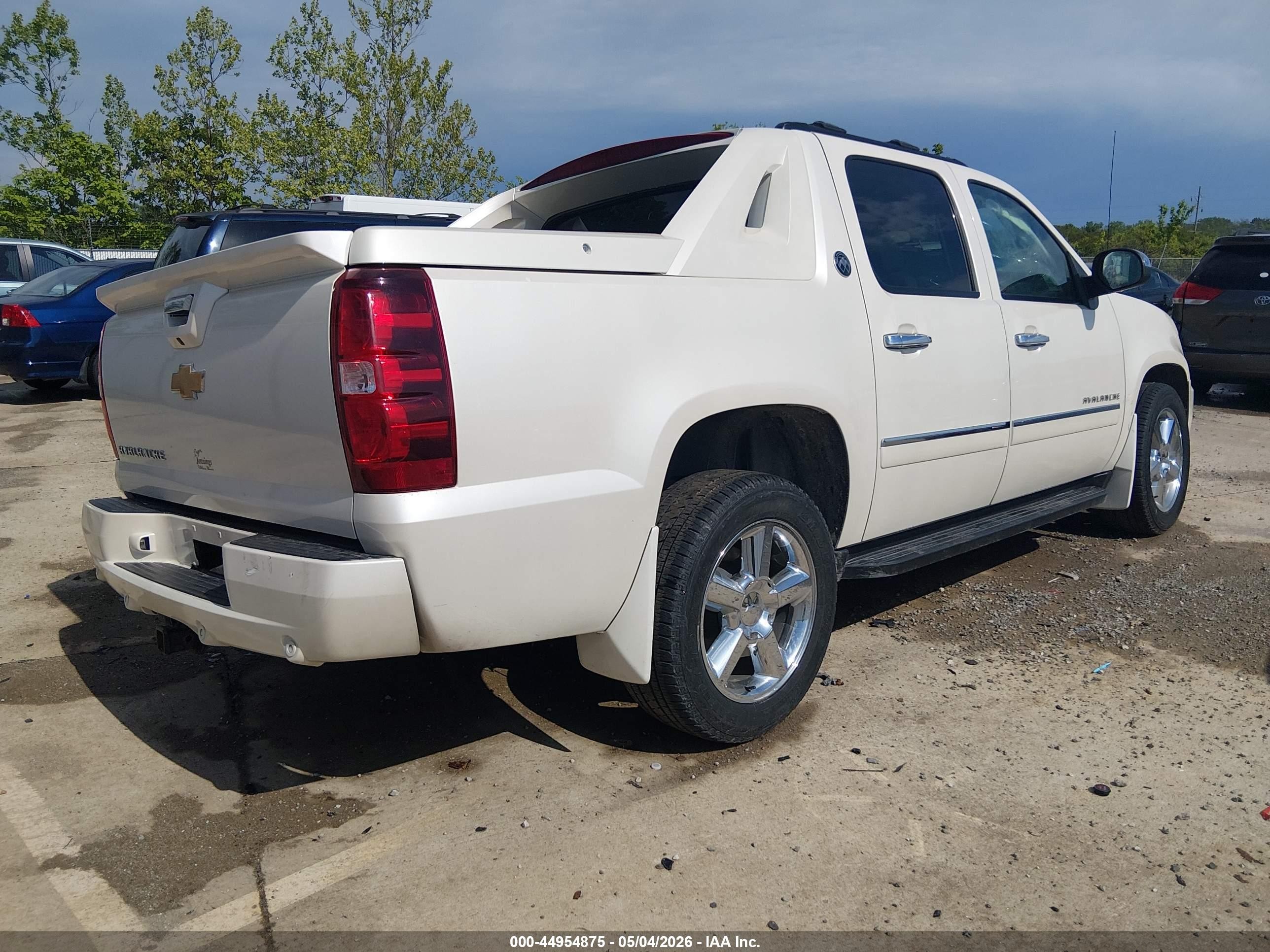 2013 Chevrolet Avalanche Ltz White vin: 3GNTKGE74DG142012