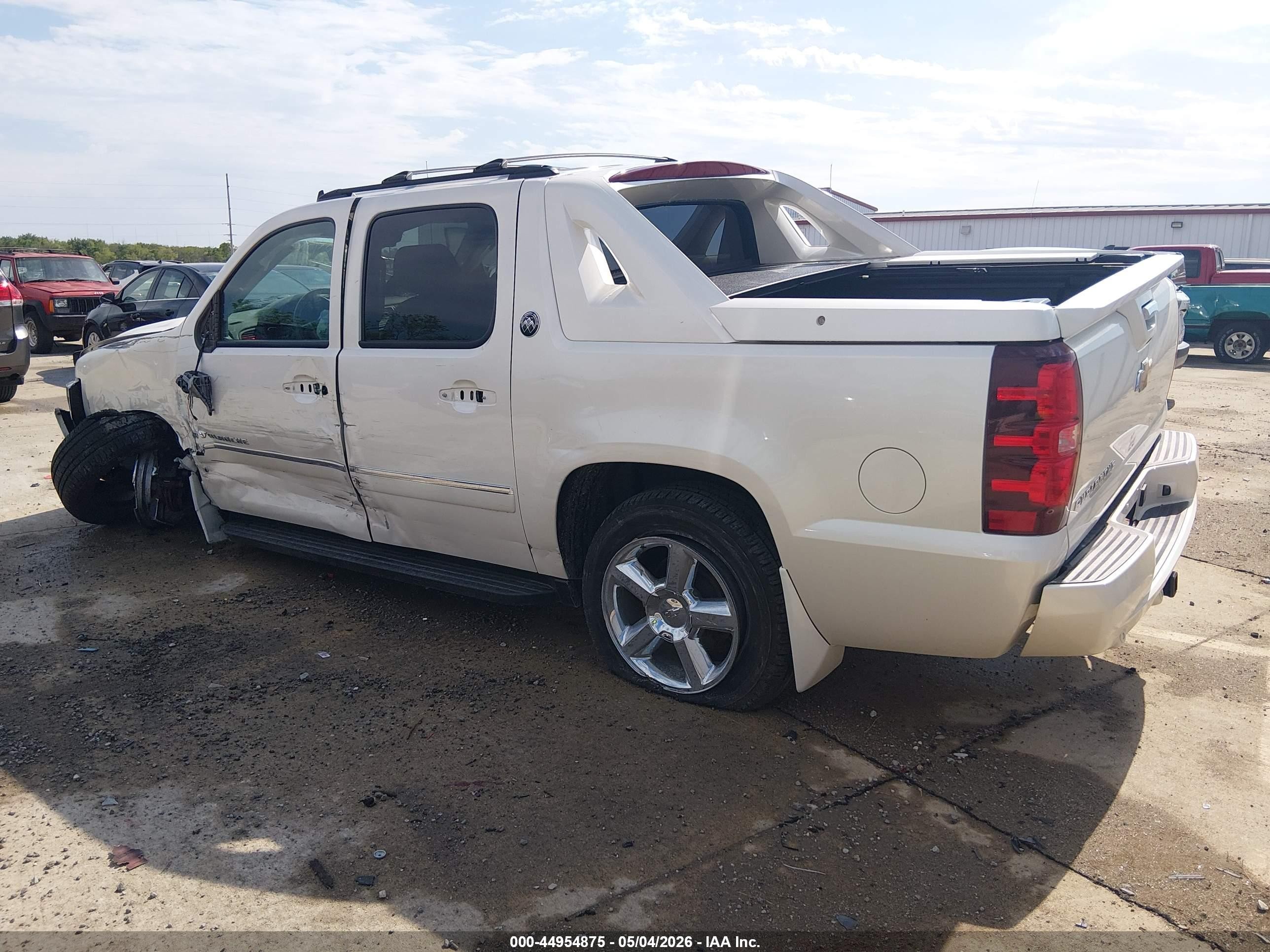 2013 Chevrolet Avalanche Ltz White vin: 3GNTKGE74DG142012