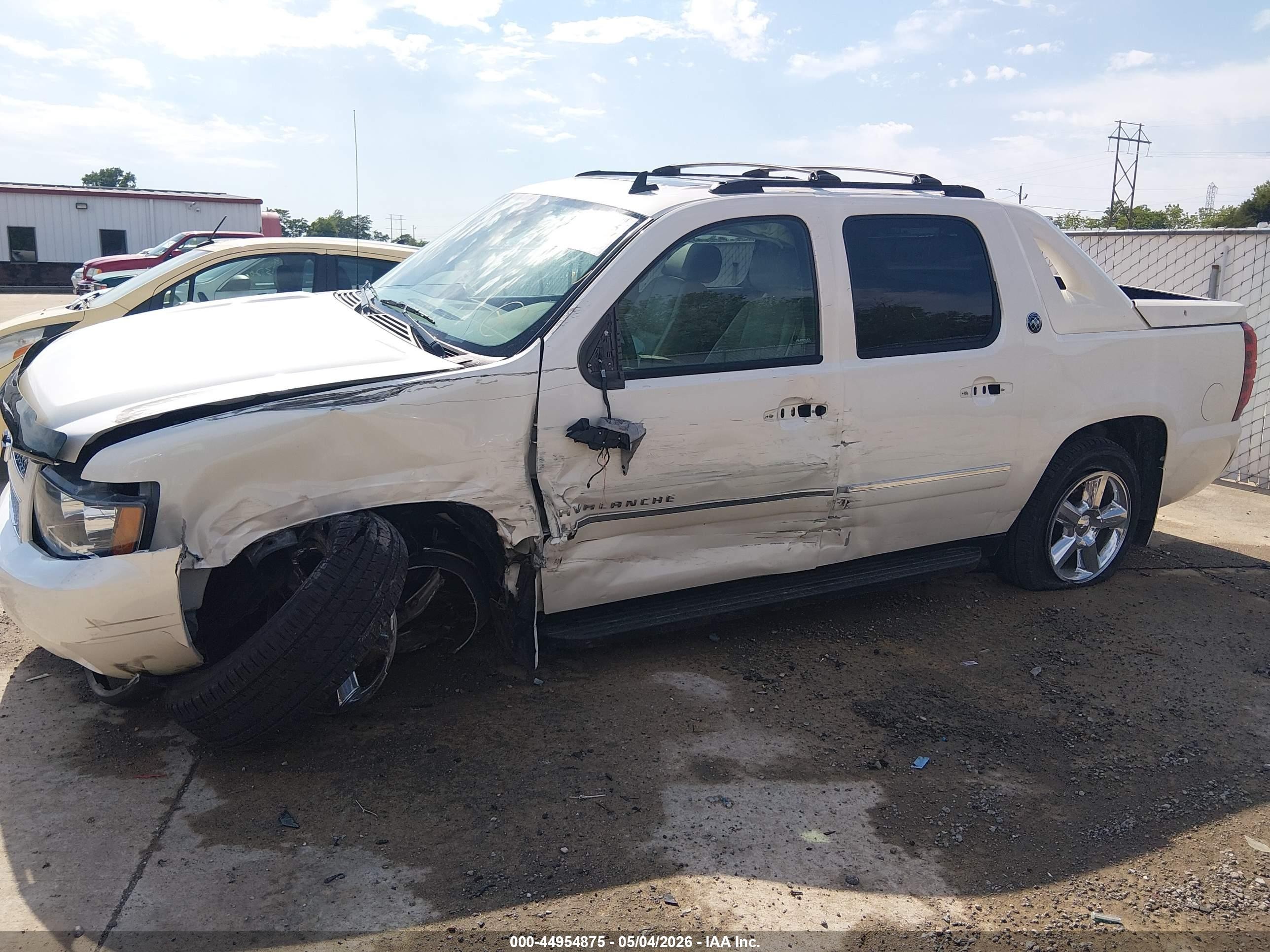 2013 Chevrolet Avalanche Ltz White vin: 3GNTKGE74DG142012