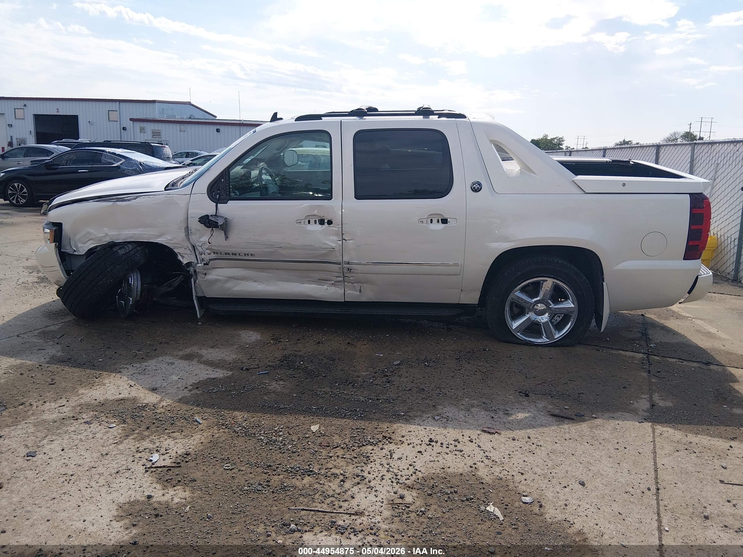 2013 Chevrolet Avalanche Ltz White vin: 3GNTKGE74DG142012