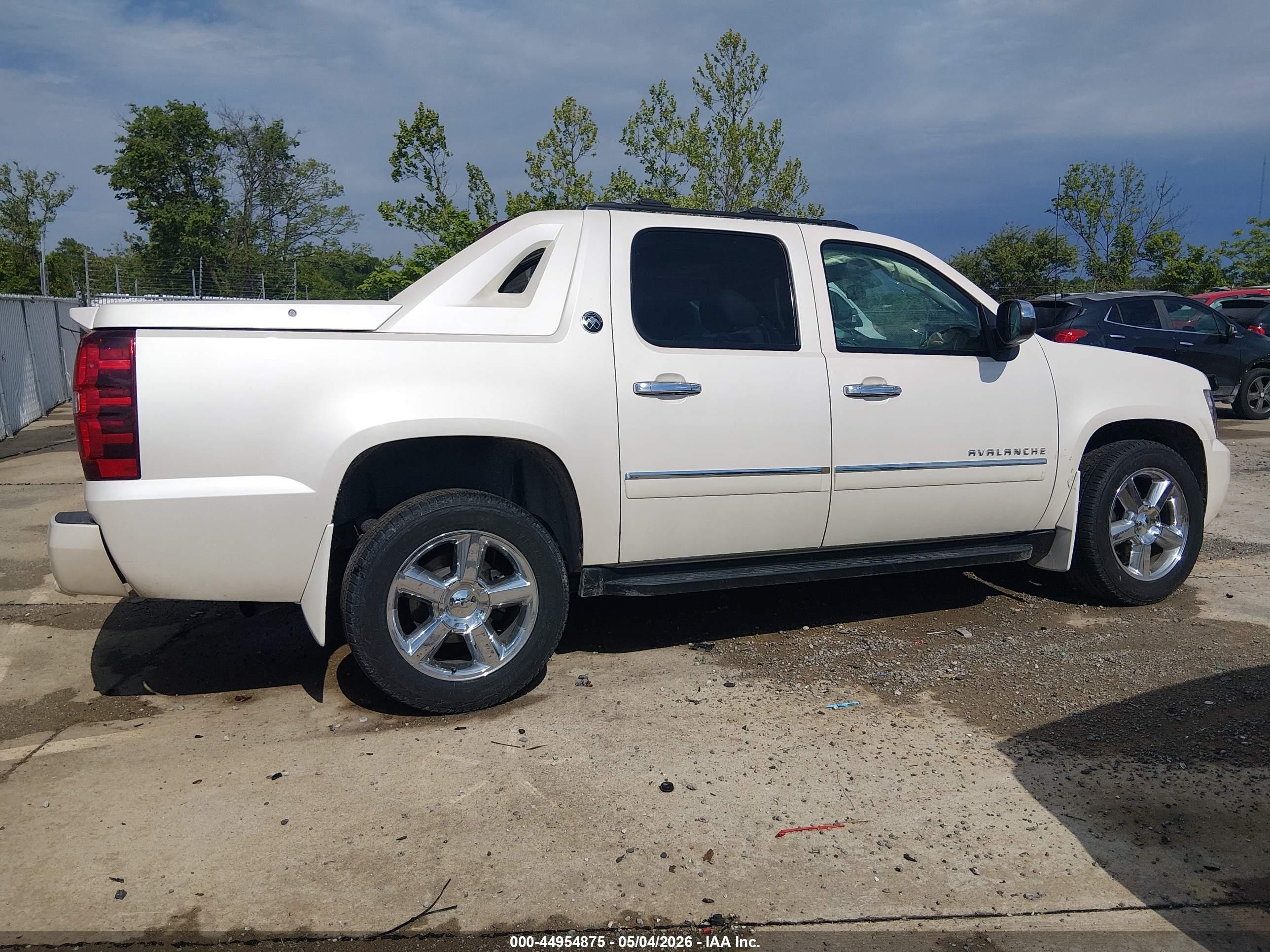 2013 Chevrolet Avalanche Ltz White vin: 3GNTKGE74DG142012