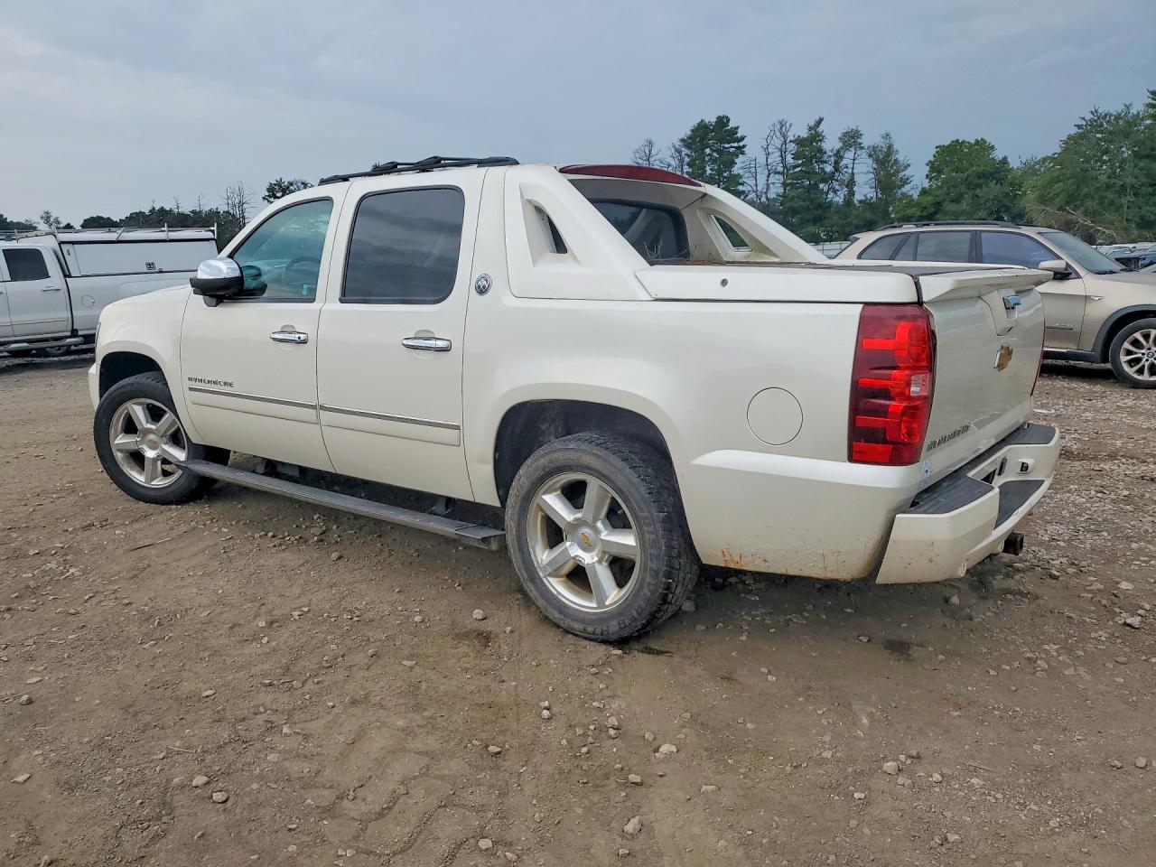 2013 Chevrolet Avalanche Ltz White vin: 3GNTKGE74DG376229