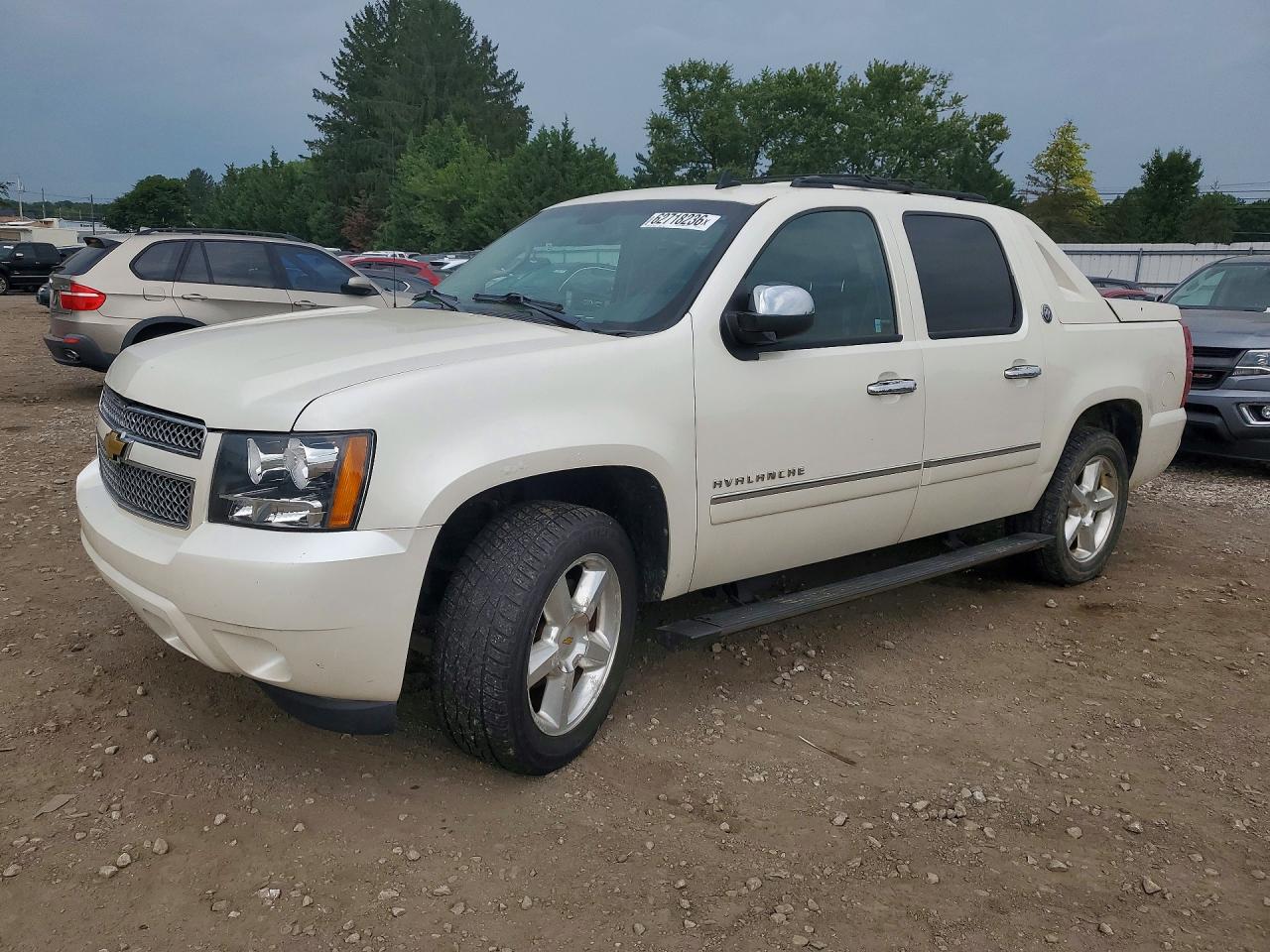 2013 Chevrolet Avalanche Ltz White vin: 3GNTKGE74DG376229