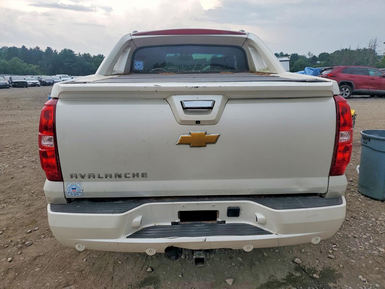 2013 Chevrolet Avalanche Ltz White vin: 3GNTKGE74DG376229