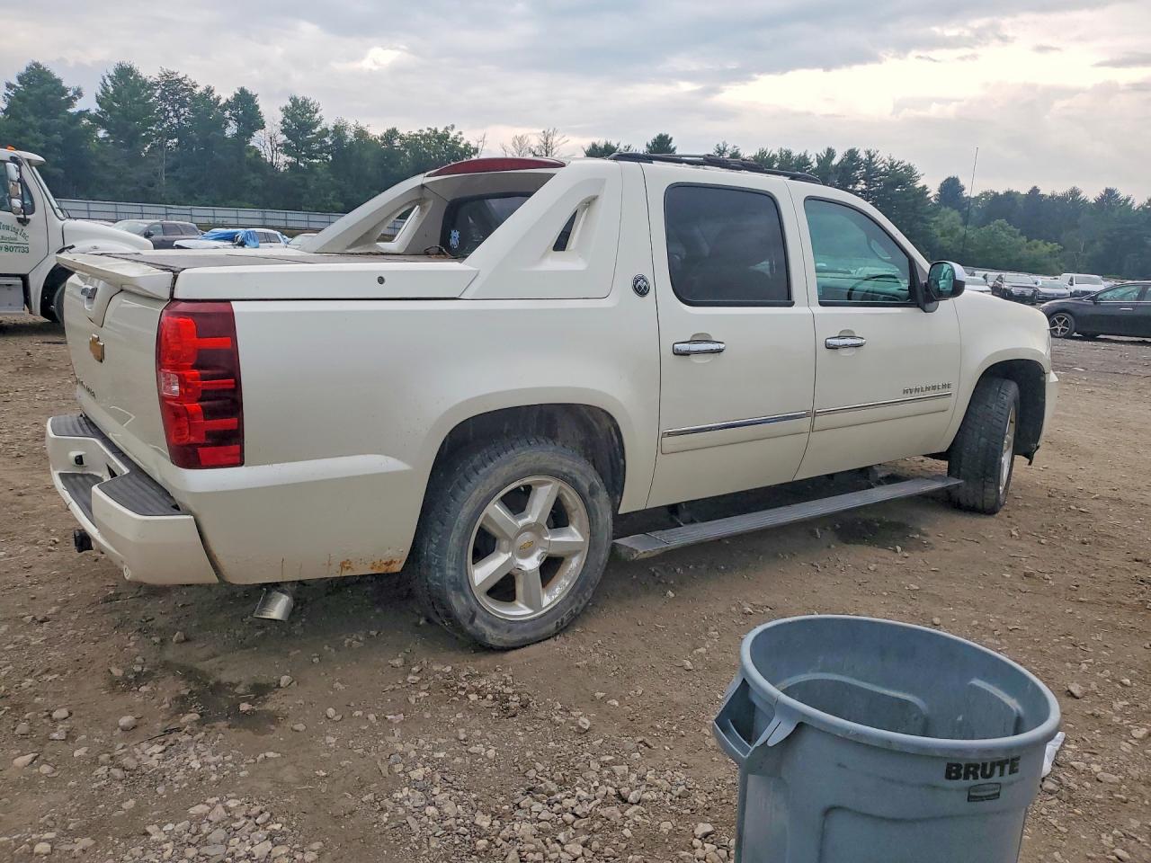 2013 Chevrolet Avalanche Ltz White vin: 3GNTKGE74DG376229