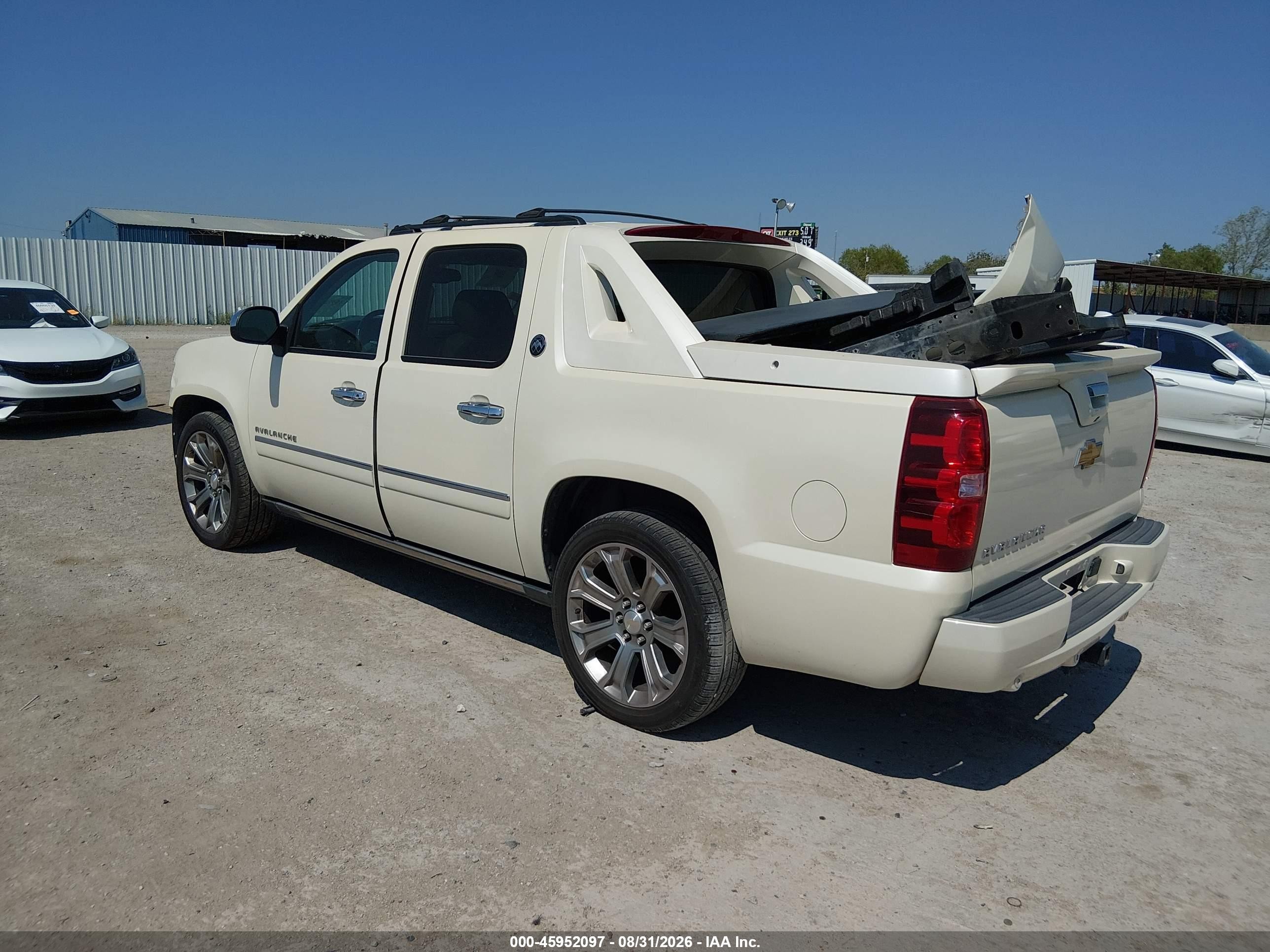 2013 Chevrolet Avalanche Ltz White vin: 3GNTKGE75DG300504