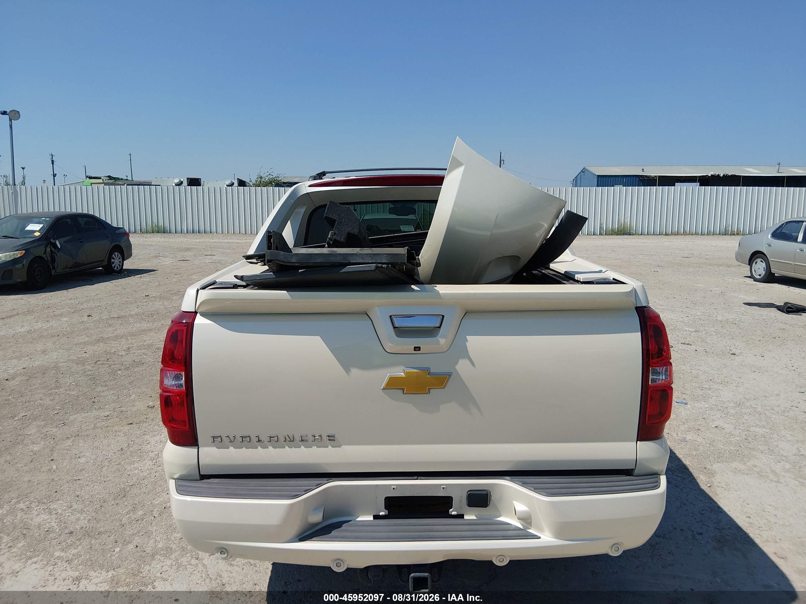2013 Chevrolet Avalanche Ltz White vin: 3GNTKGE75DG300504