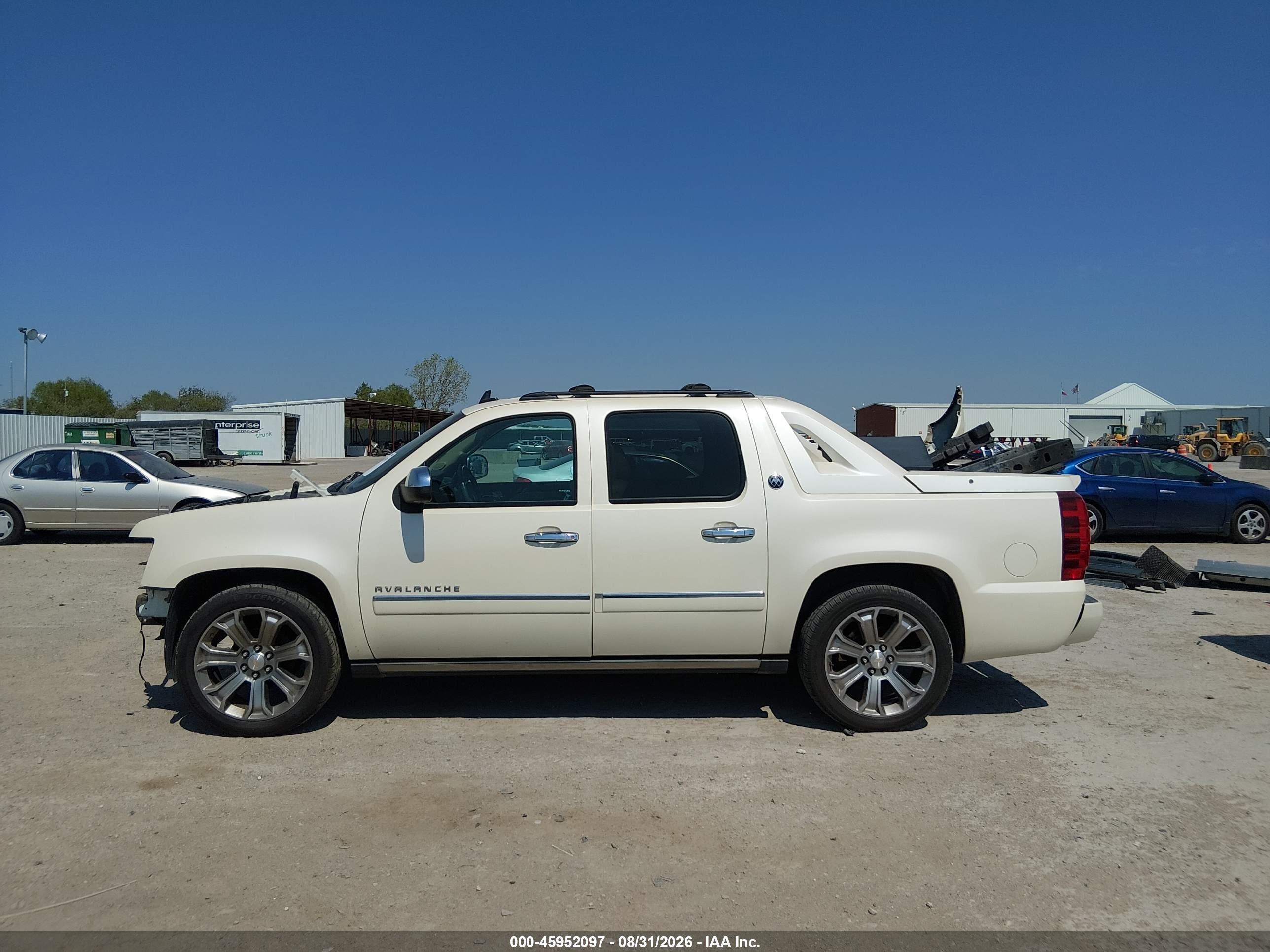 2013 Chevrolet Avalanche Ltz White vin: 3GNTKGE75DG300504