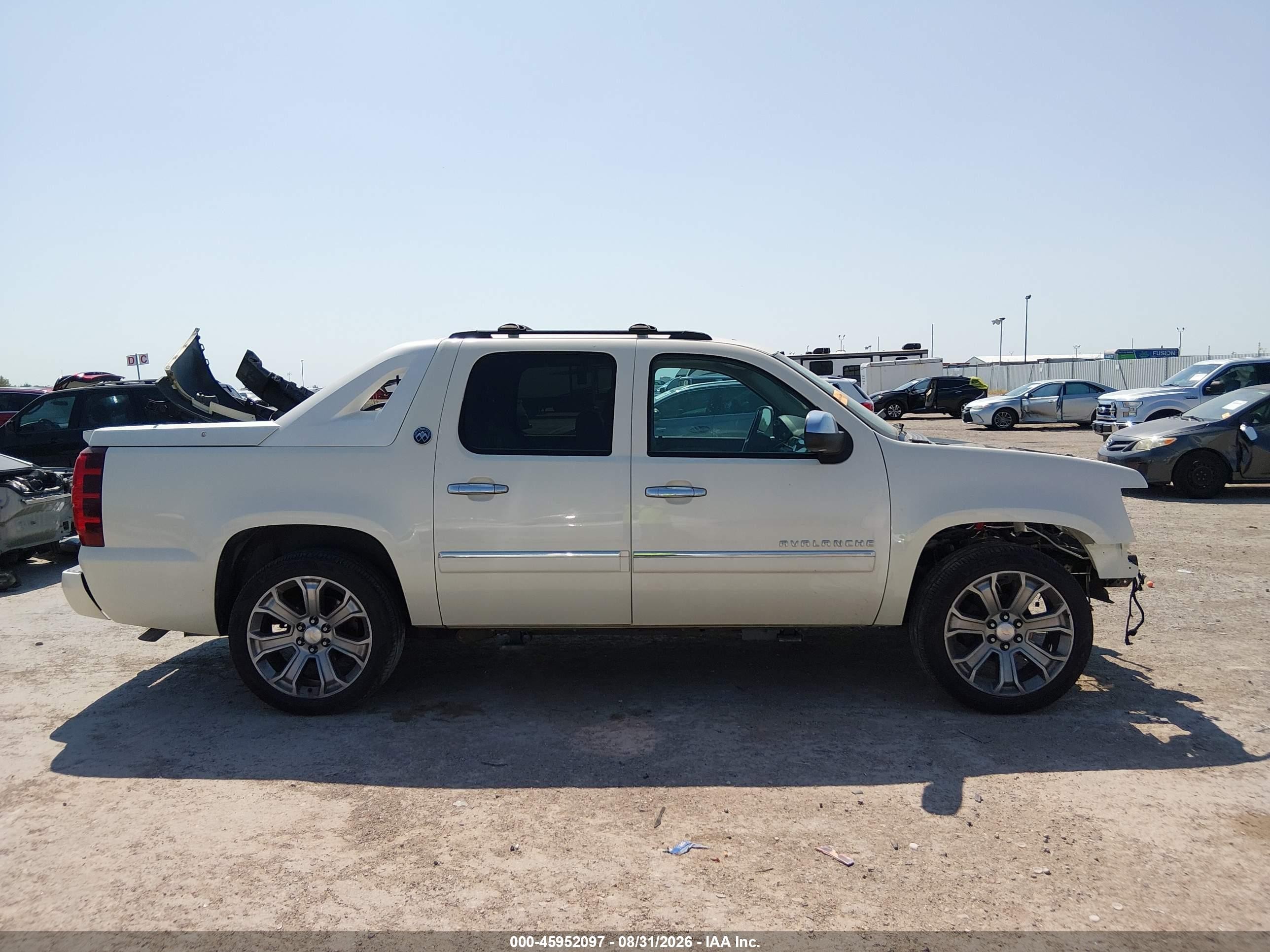 2013 Chevrolet Avalanche Ltz White vin: 3GNTKGE75DG300504