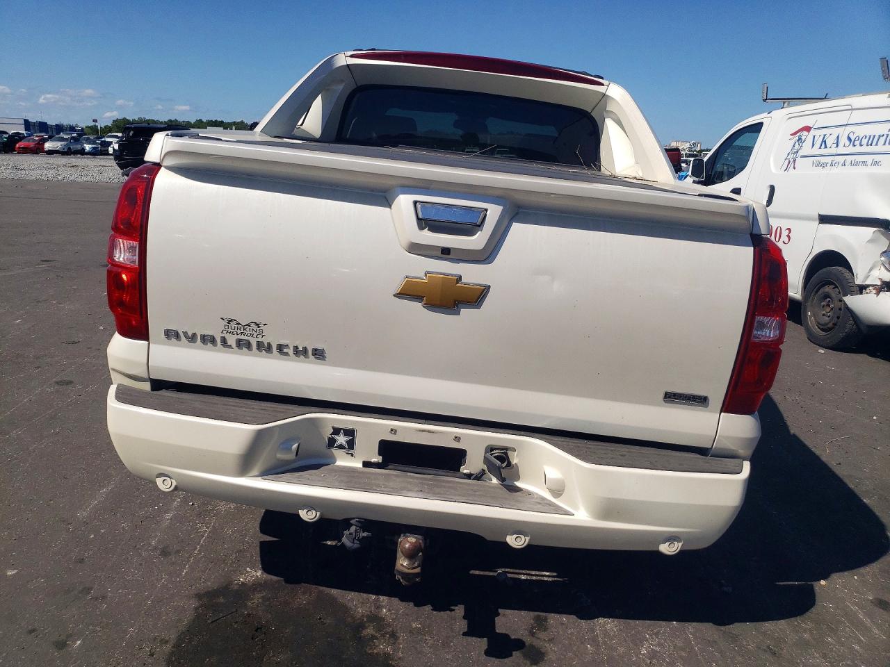 2012 Chevrolet Avalanche Ltz White vin: 3GNTKGE76CG108877
