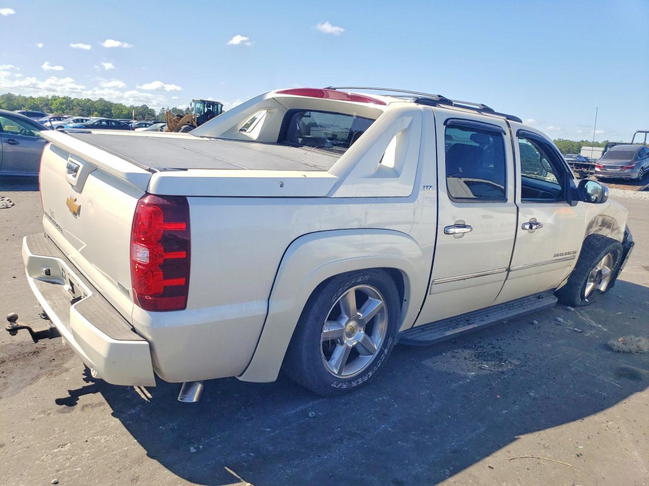 2012 Chevrolet Avalanche Ltz White vin: 3GNTKGE76CG108877