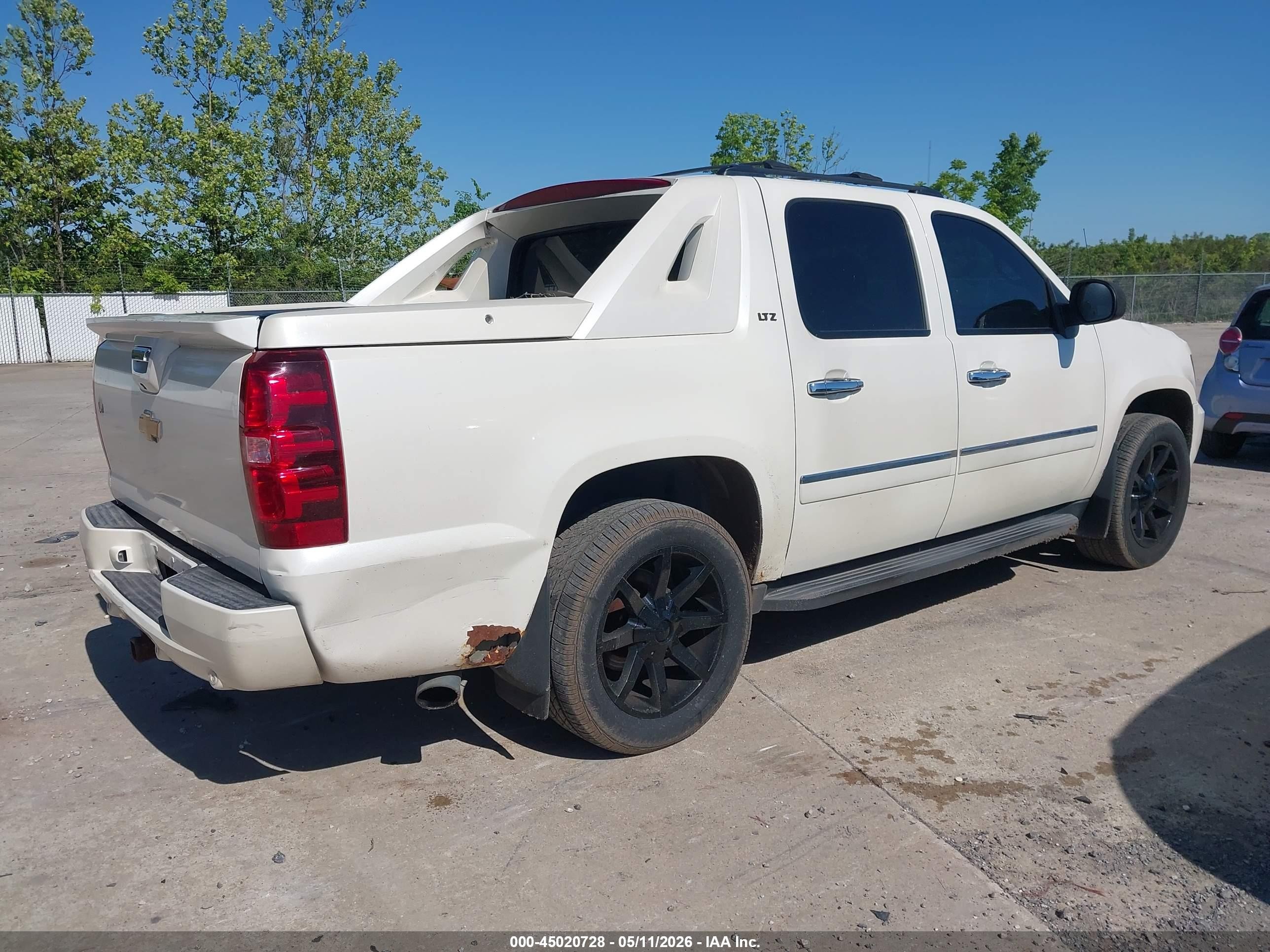 2012 Chevrolet Avalanche 1500 Ltz White vin: 3GNTKGE76CG138428
