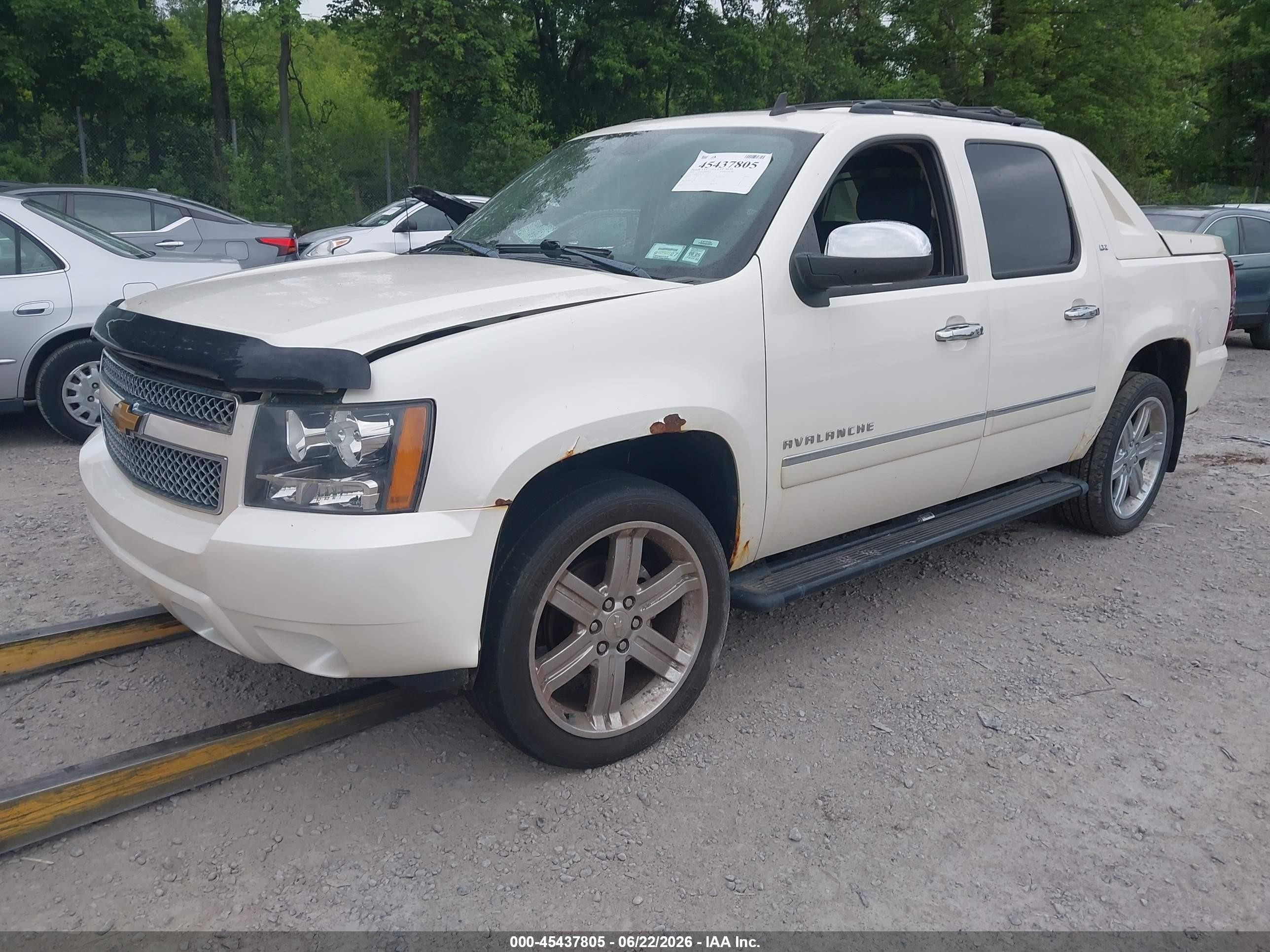 2012 Chevrolet Avalanche Ltz White vin: 3GNTKGE76CG274378