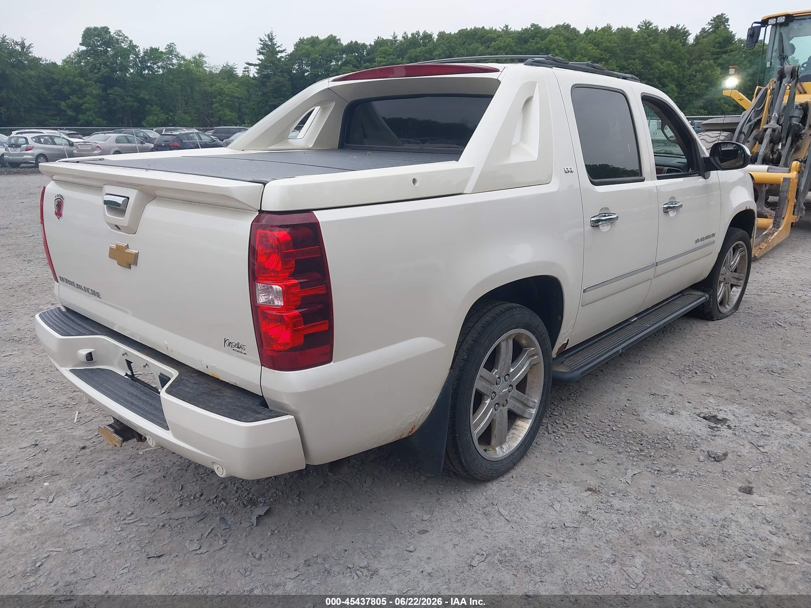 2012 Chevrolet Avalanche Ltz White vin: 3GNTKGE76CG274378