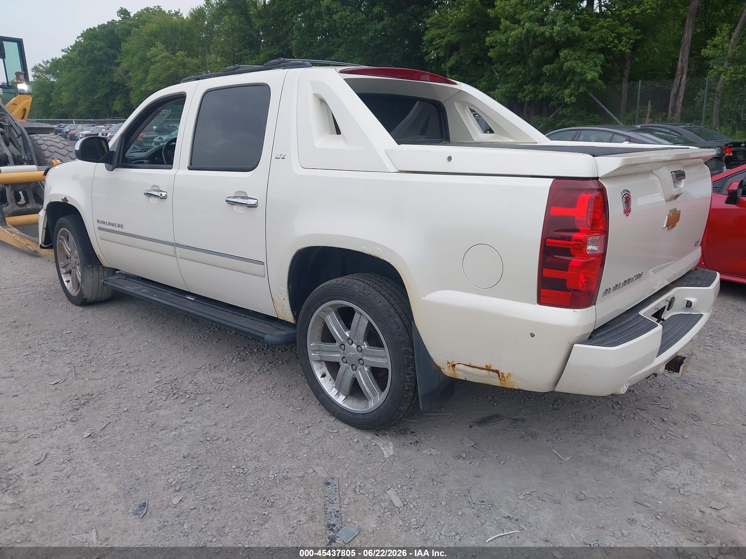 2012 Chevrolet Avalanche Ltz White vin: 3GNTKGE76CG274378