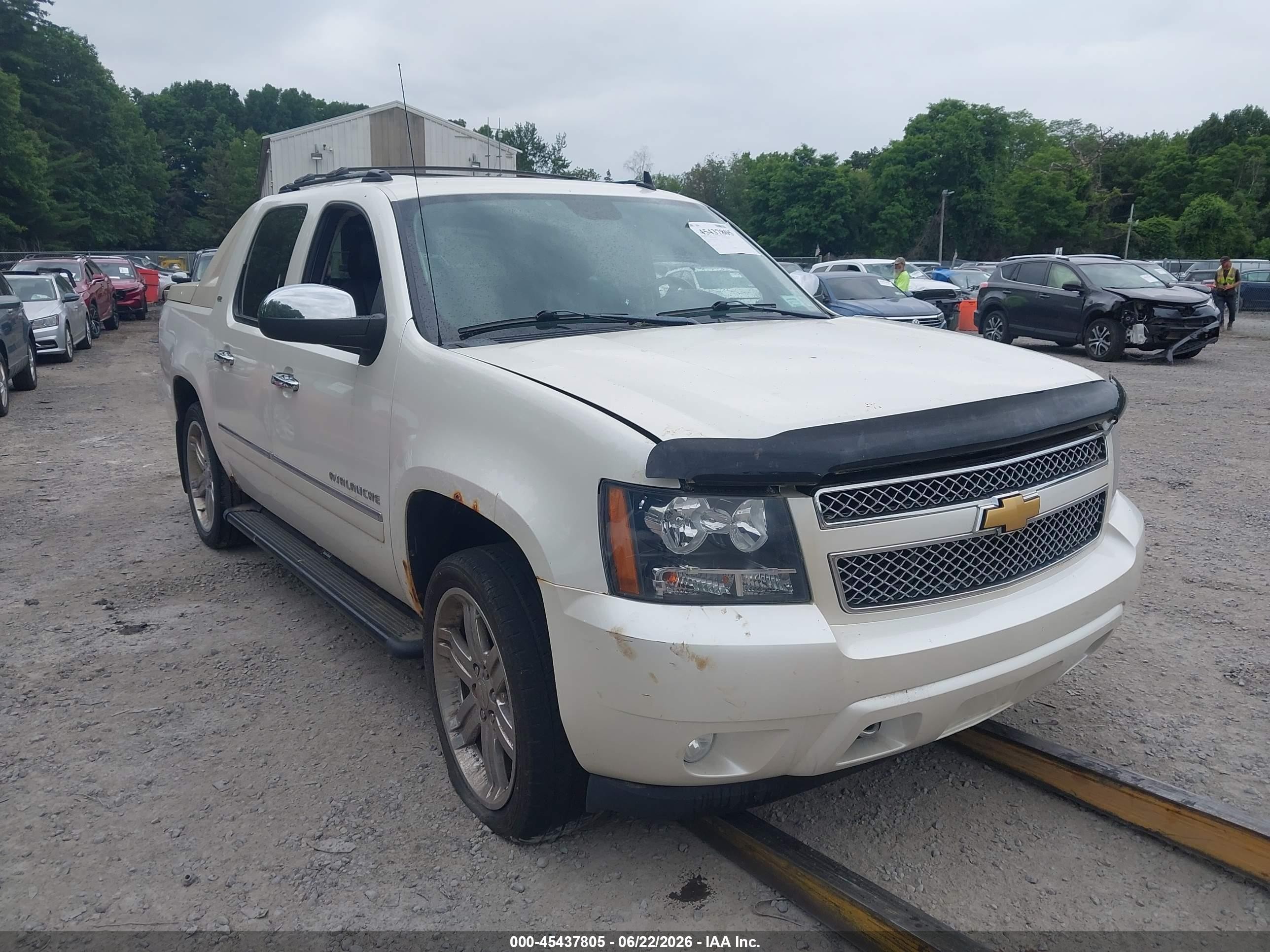 2012 Chevrolet Avalanche Ltz White vin: 3GNTKGE76CG274378