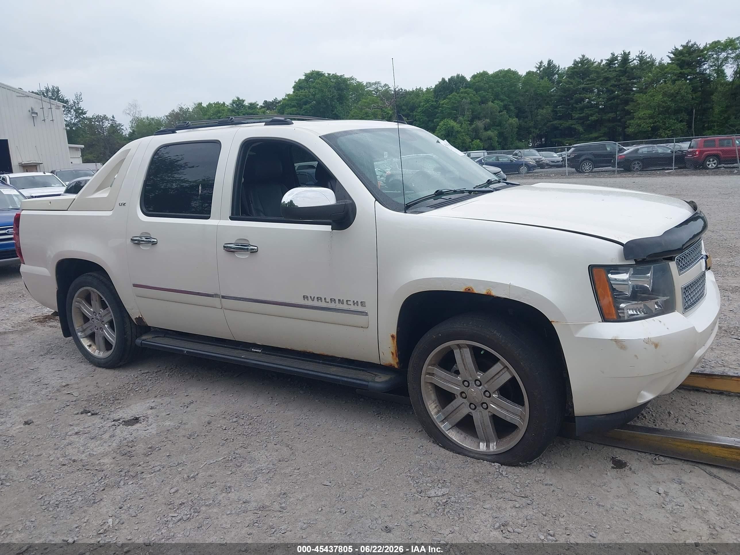 2012 Chevrolet Avalanche Ltz White vin: 3GNTKGE76CG274378