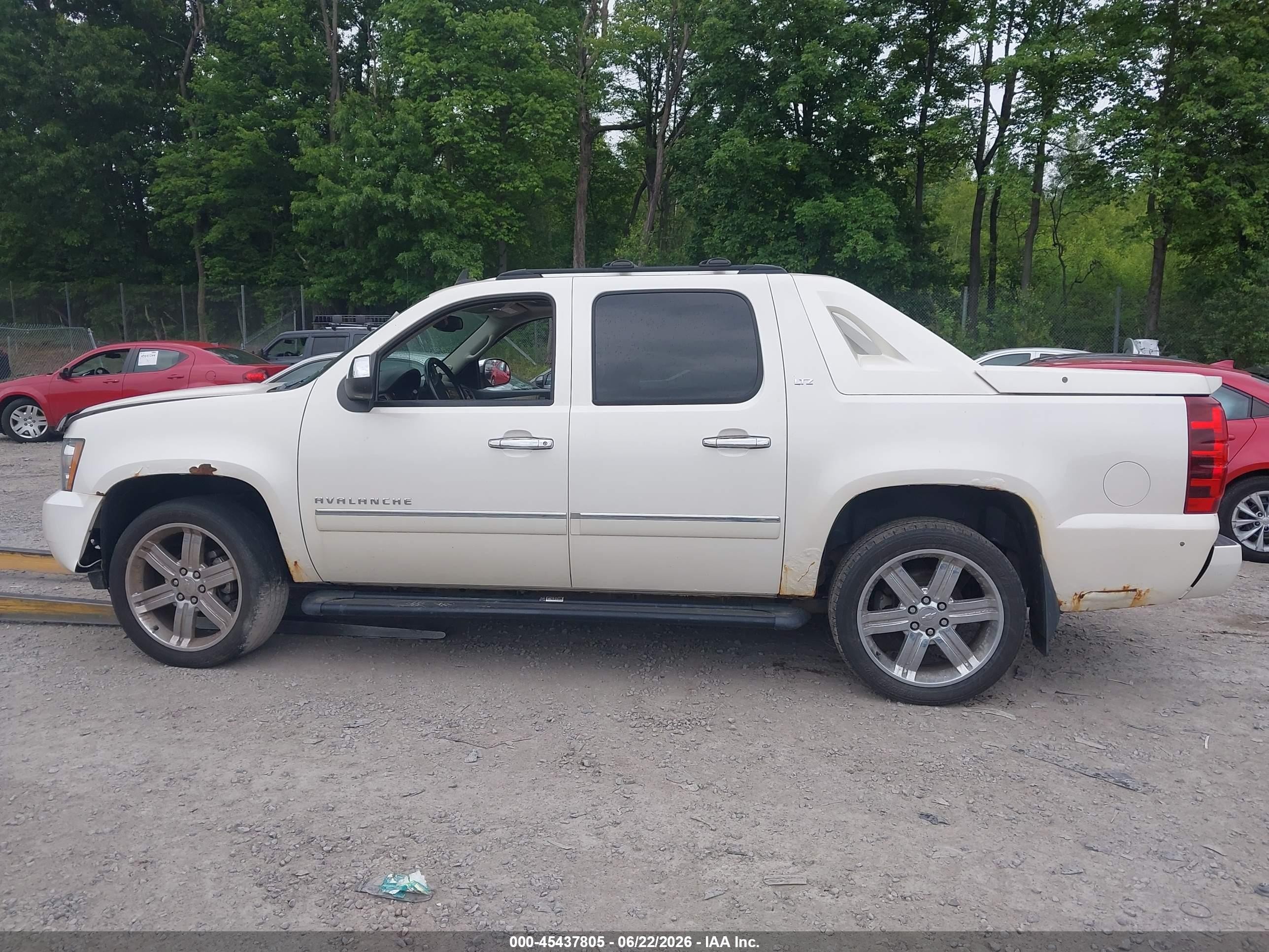 2012 Chevrolet Avalanche Ltz White vin: 3GNTKGE76CG274378