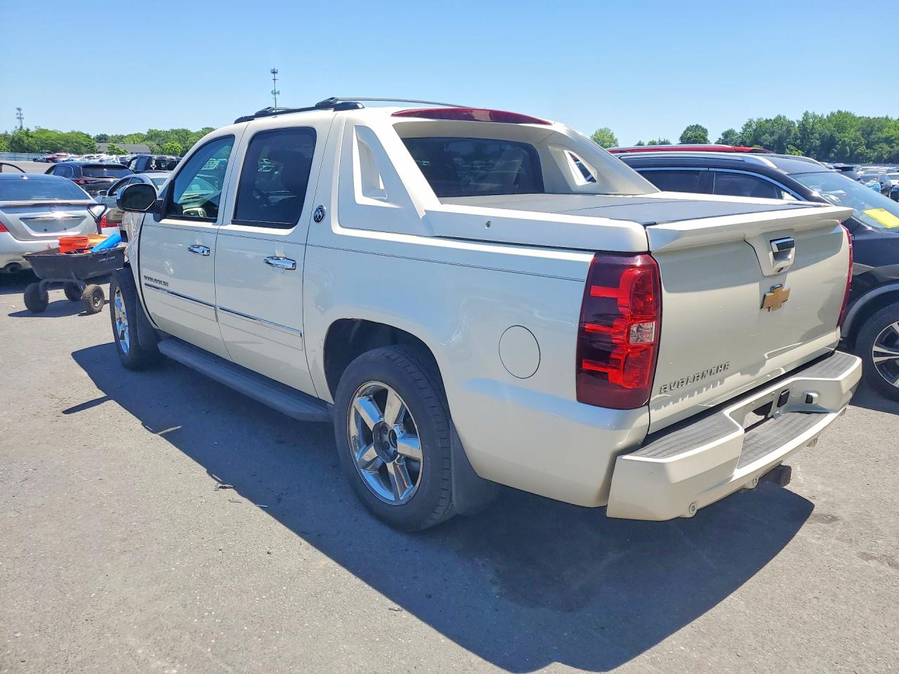 2013 Chevrolet Avalanche Ltz White vin: 3GNTKGE77DG169673