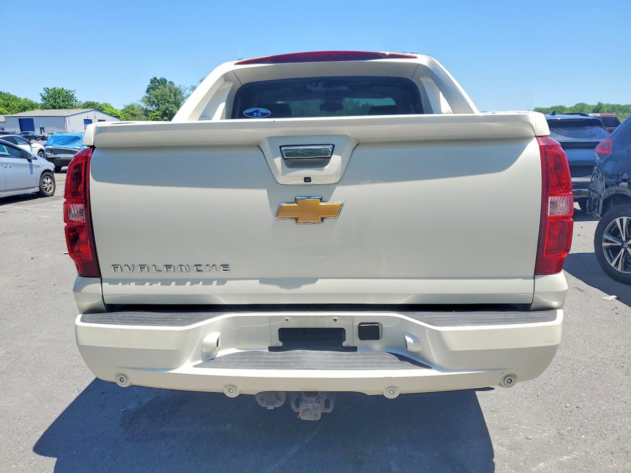 2013 Chevrolet Avalanche Ltz White vin: 3GNTKGE77DG169673