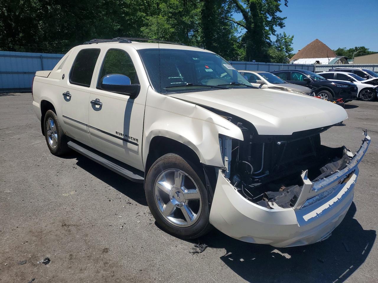 2013 Chevrolet Avalanche Ltz White vin: 3GNTKGE77DG169673