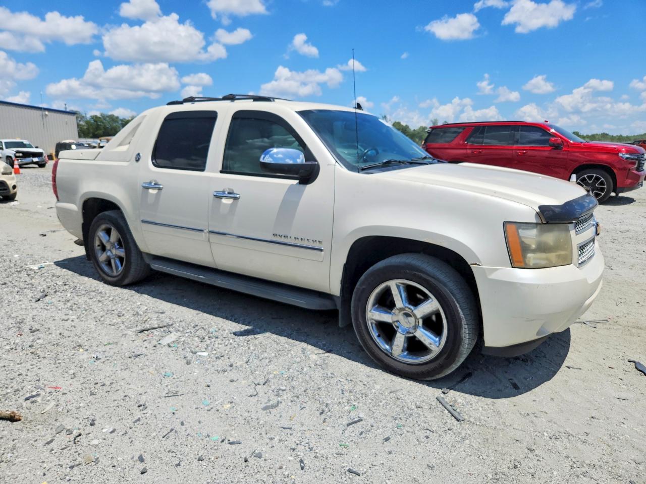 2013 Chevrolet Avalanche Ltz White vin: 3GNTKGE77DG339661