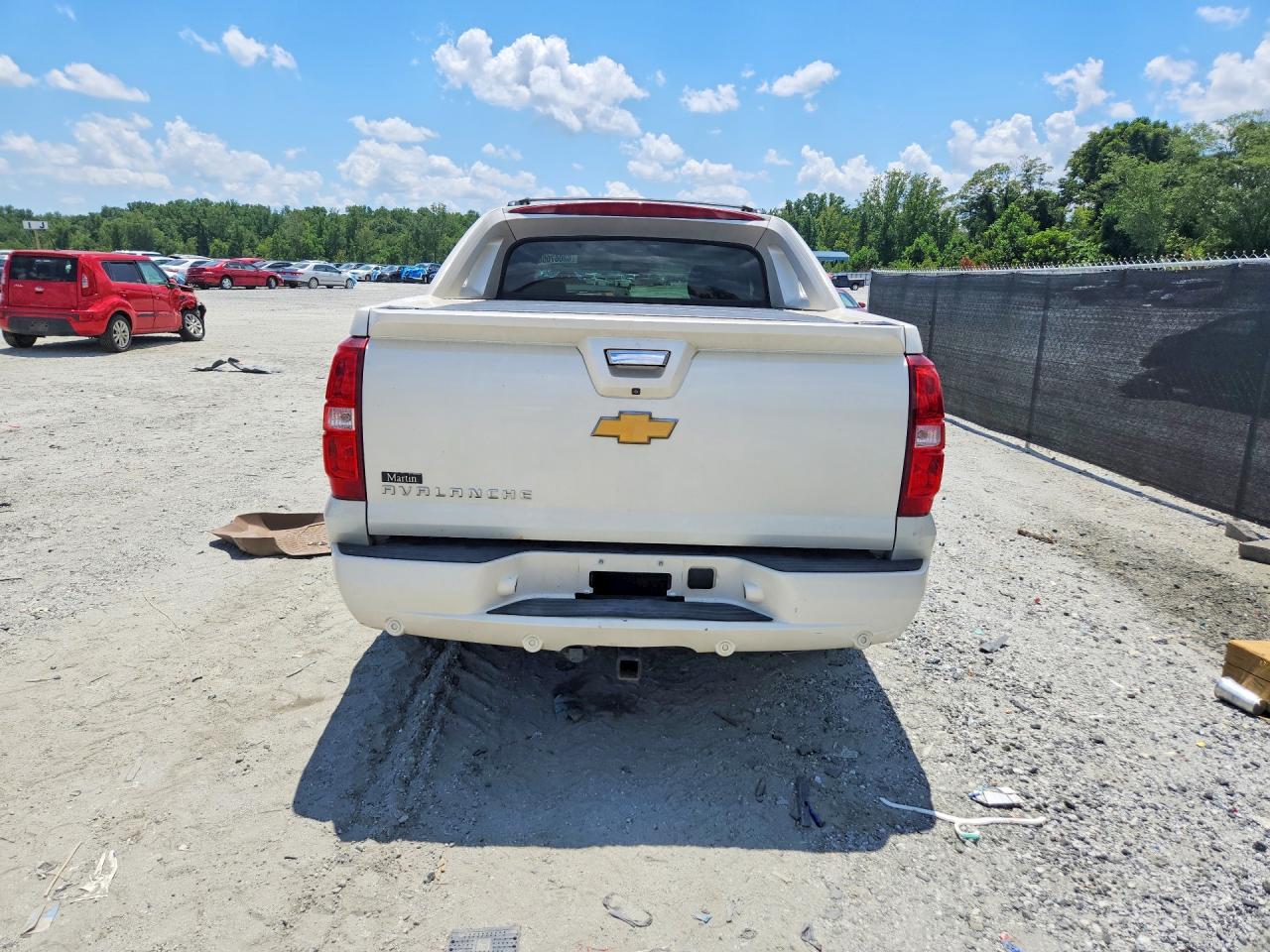 2013 Chevrolet Avalanche Ltz White vin: 3GNTKGE77DG339661