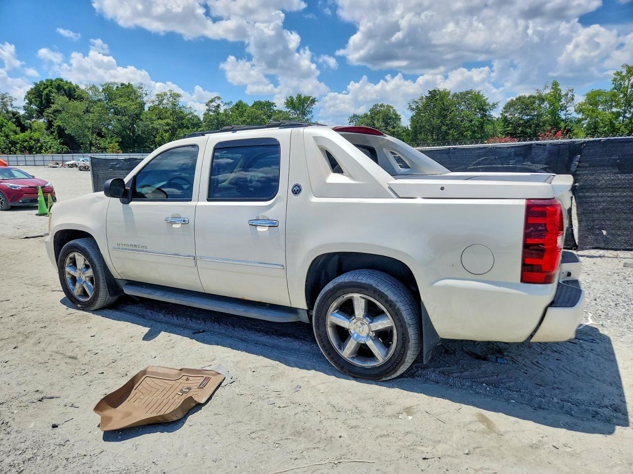2013 Chevrolet Avalanche Ltz White vin: 3GNTKGE77DG339661