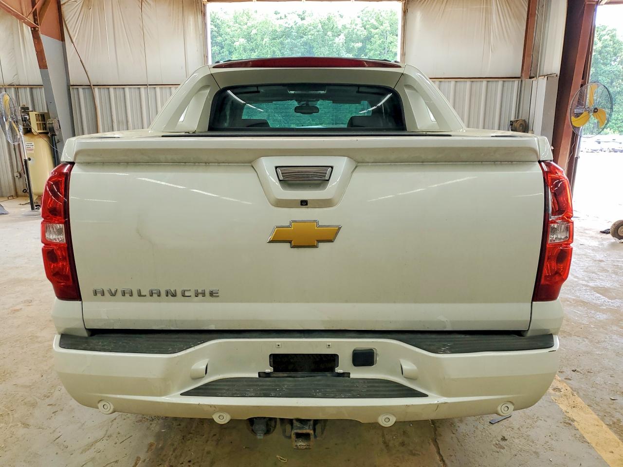 2012 Chevrolet Avalanche Ltz White vin: 3GNTKGE78CG295653