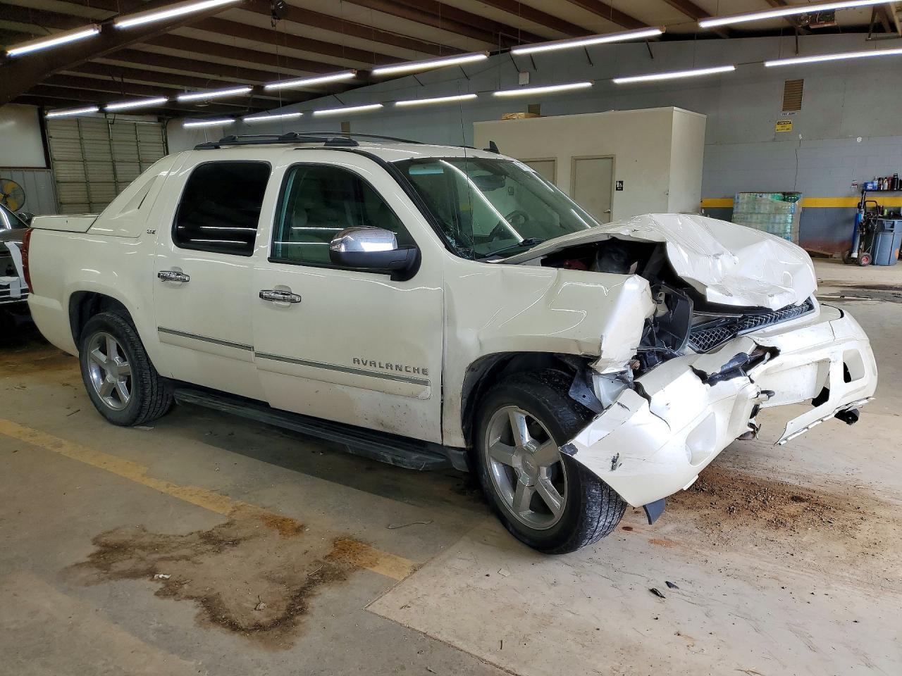 2012 Chevrolet Avalanche Ltz White vin: 3GNTKGE78CG295653