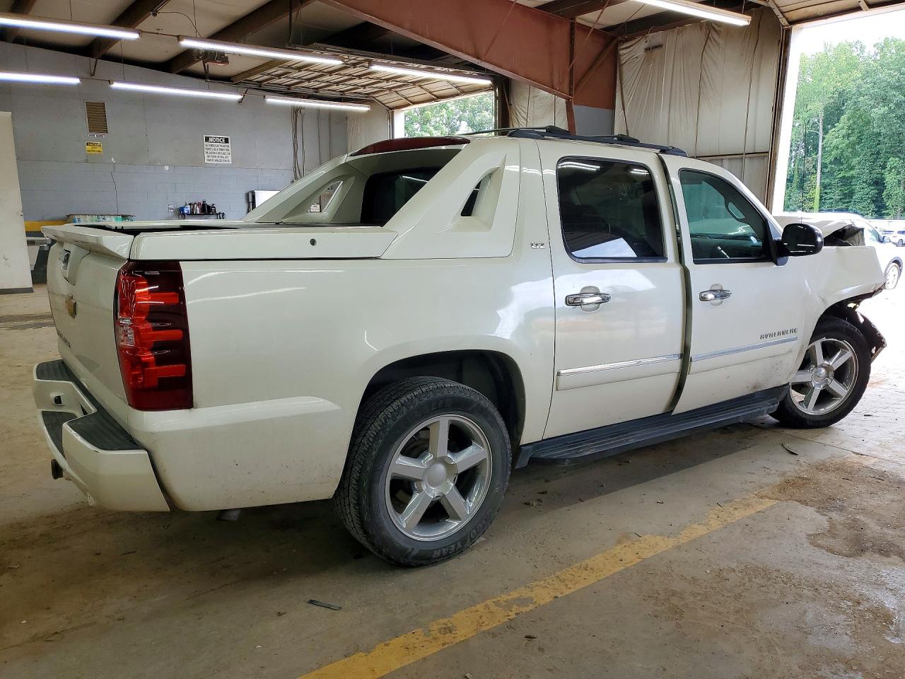 2012 Chevrolet Avalanche Ltz White vin: 3GNTKGE78CG295653