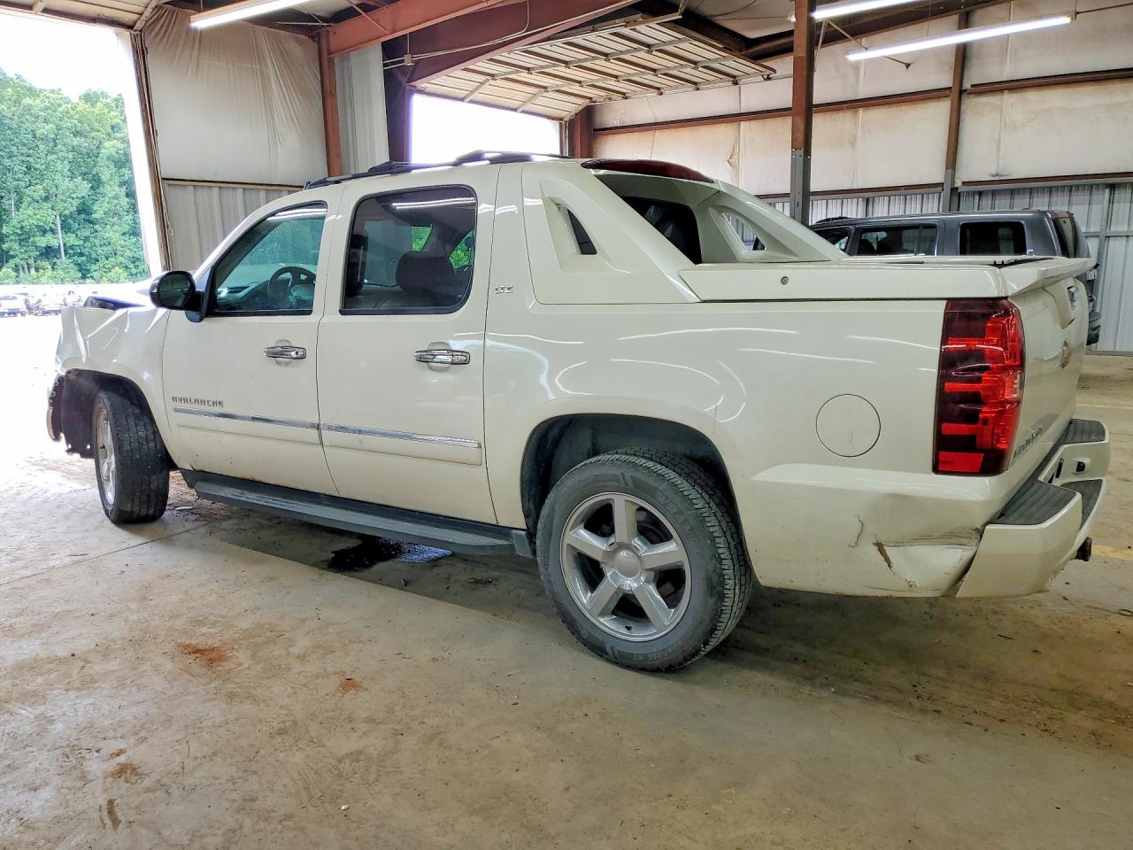 2012 Chevrolet Avalanche Ltz White vin: 3GNTKGE78CG295653