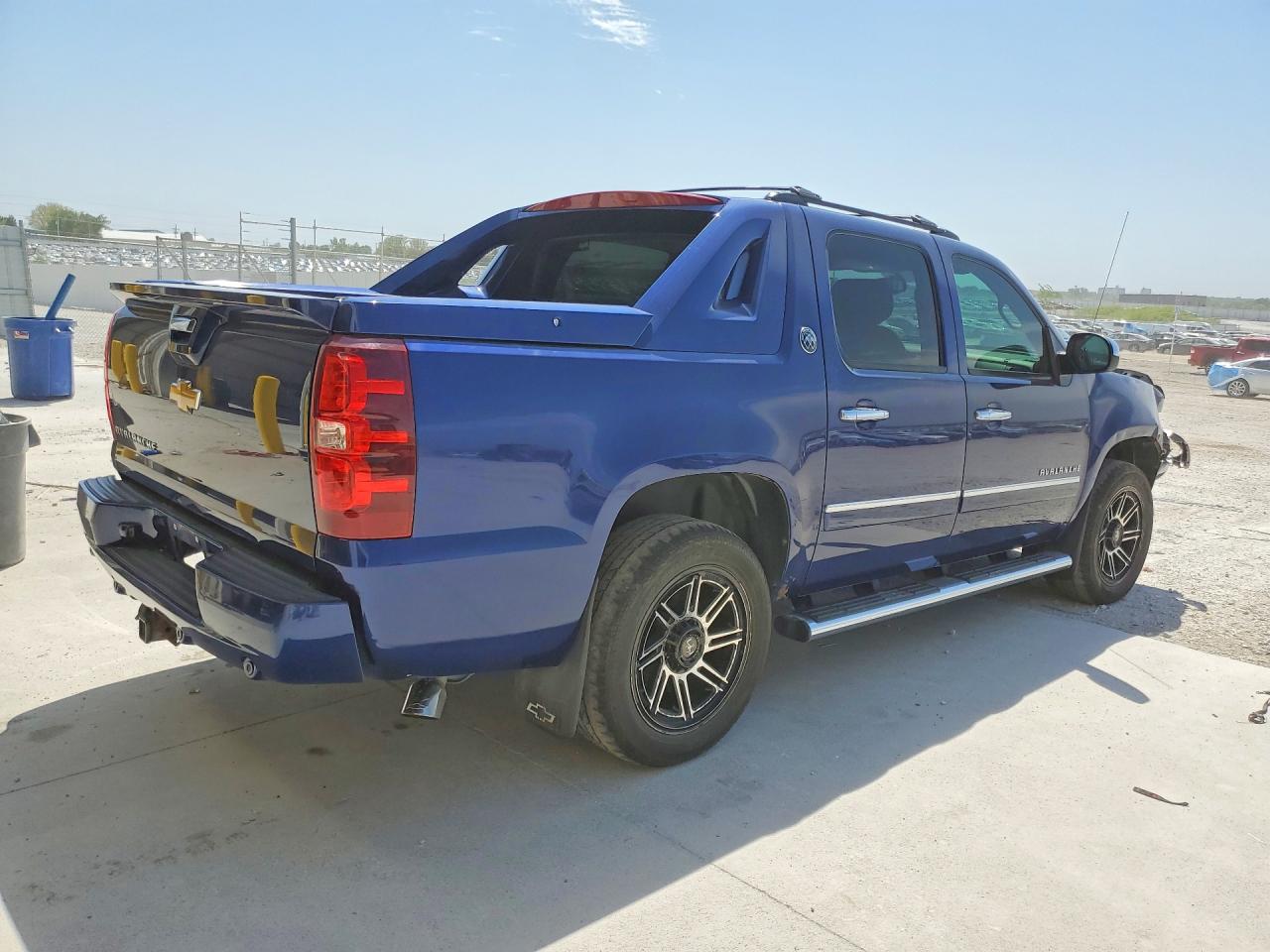 2013 Chevrolet Avalanche Ltz Blue vin: 3GNTKGE78DG113094