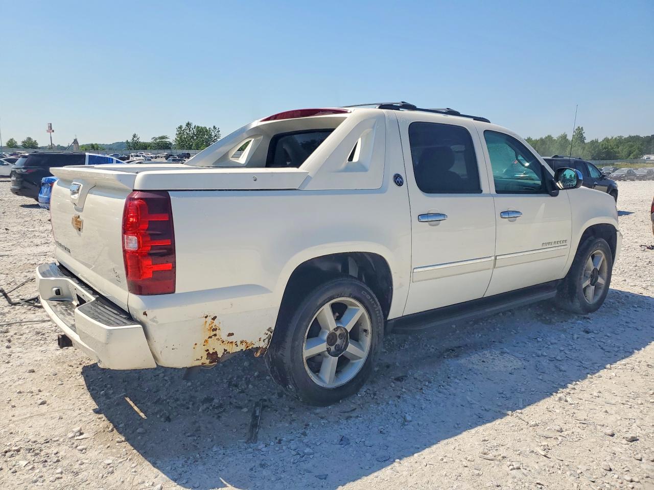 2013 Chevrolet Avalanche Ltz White vin: 3GNTKGE78DG116268